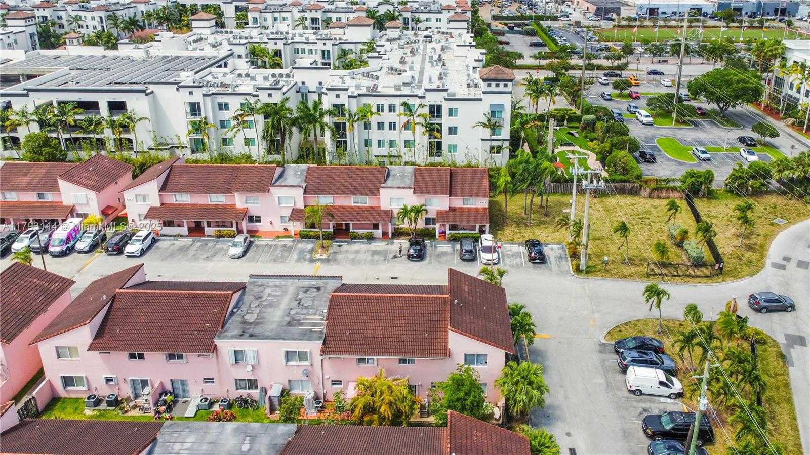 Small Image of 8023 LAKE DR #201, Doral Number 19