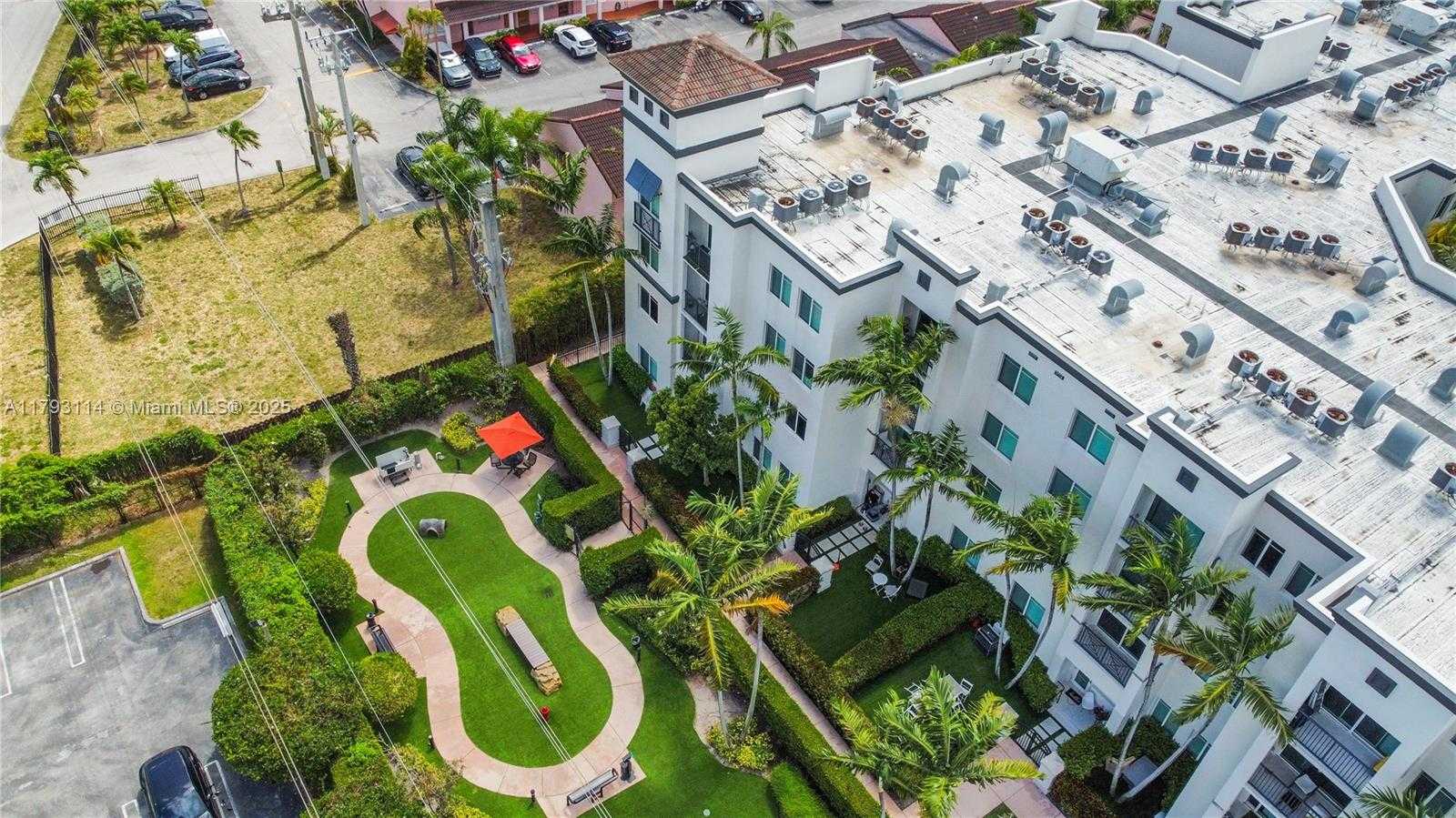 Small Image of 8023 LAKE DR #201, Doral Number 20