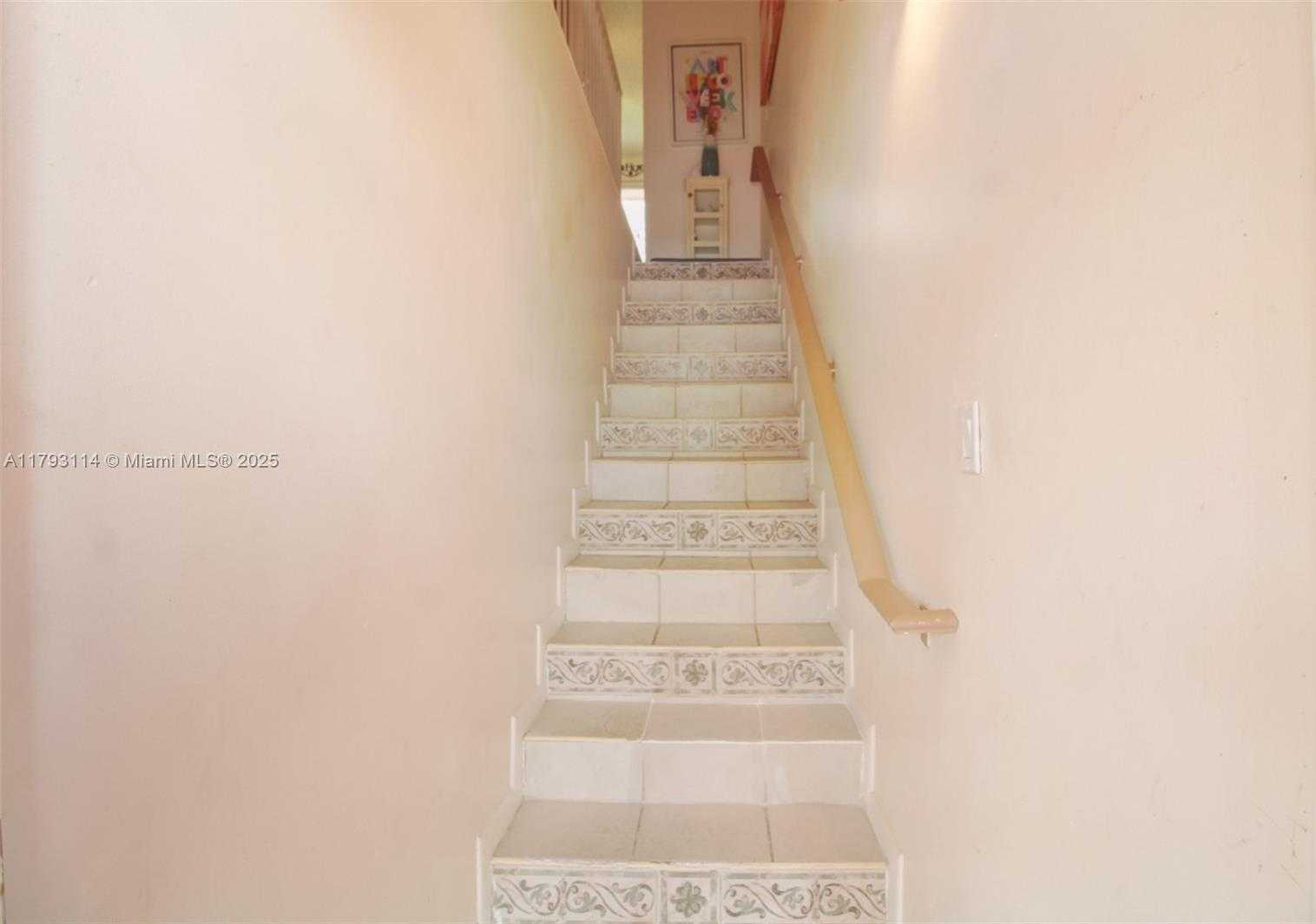 Small Image of 8023 LAKE DR #201, Doral Number 4