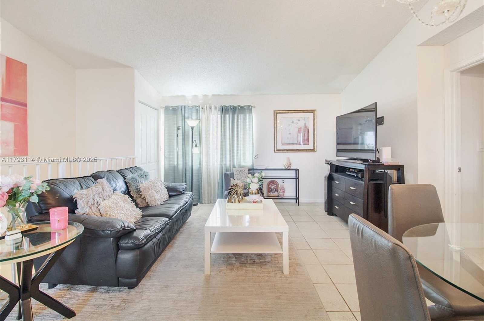 Small Image of 8023 LAKE DR #201, Doral Number 5