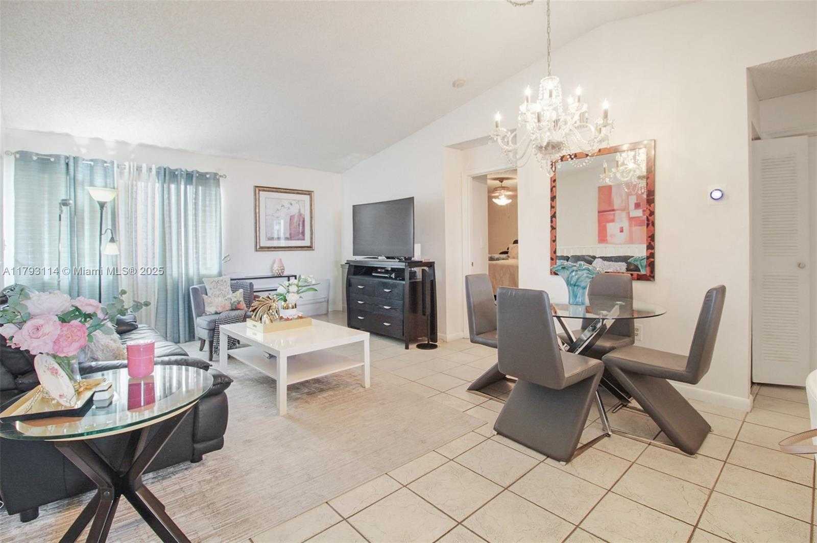 Small Image of 8023 LAKE DR #201, Doral Number 6