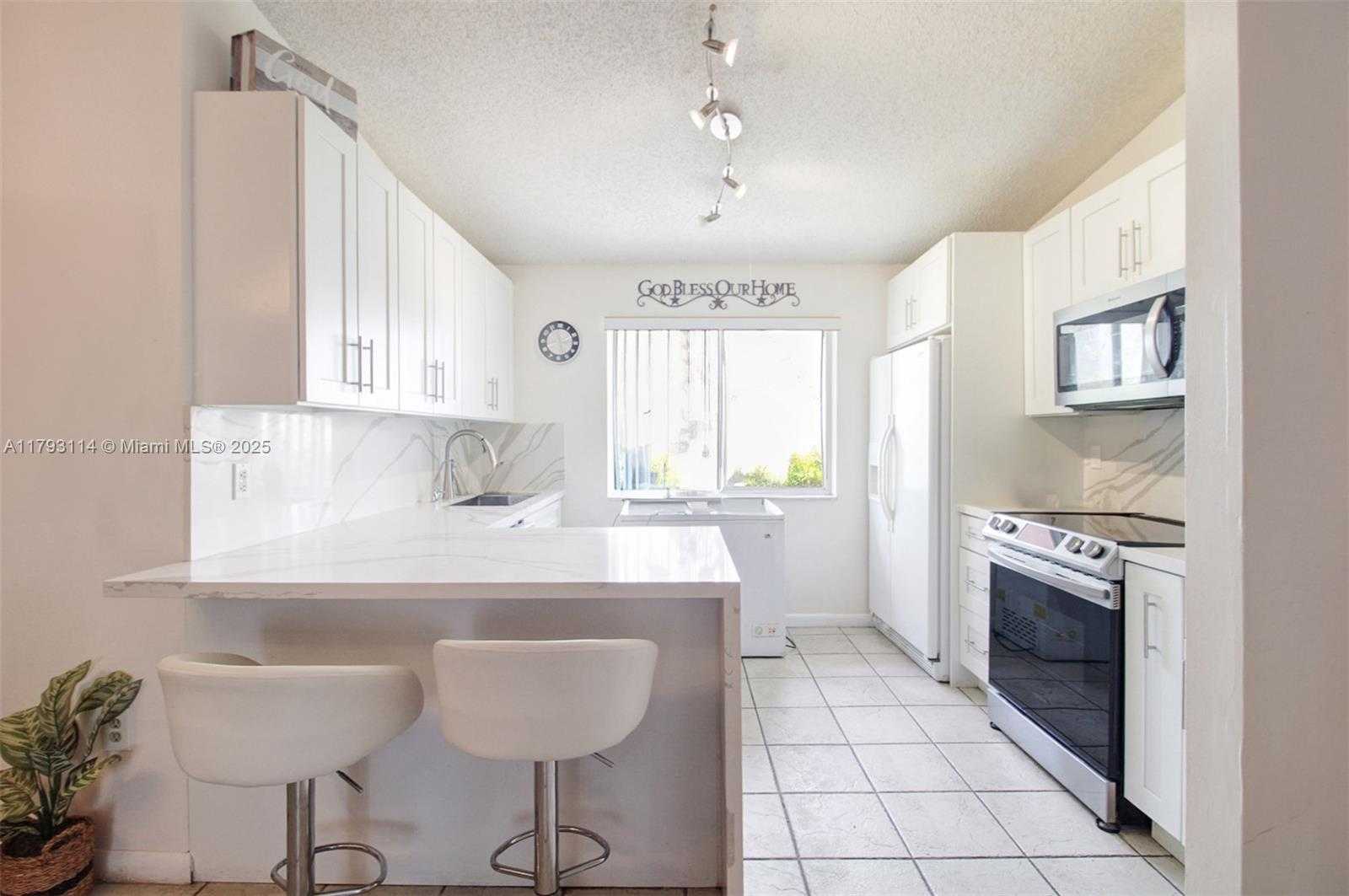 Small Image of 8023 LAKE DR #201, Doral Number 7