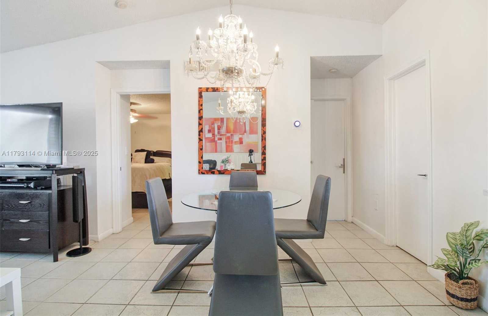 Small Image of 8023 LAKE DR #201, Doral Number 9