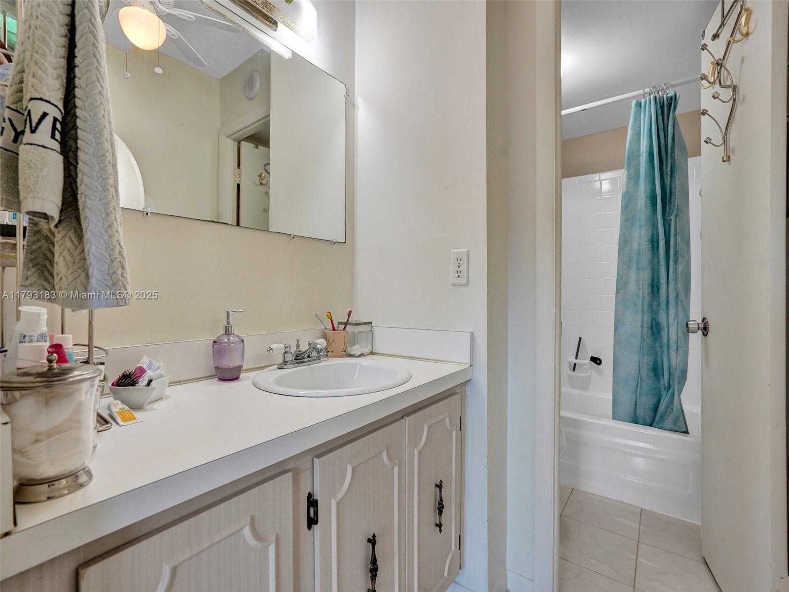 Small Image of 3113 SOUTH OCEAN DRIVE #603, Hallandale Beach Number 4