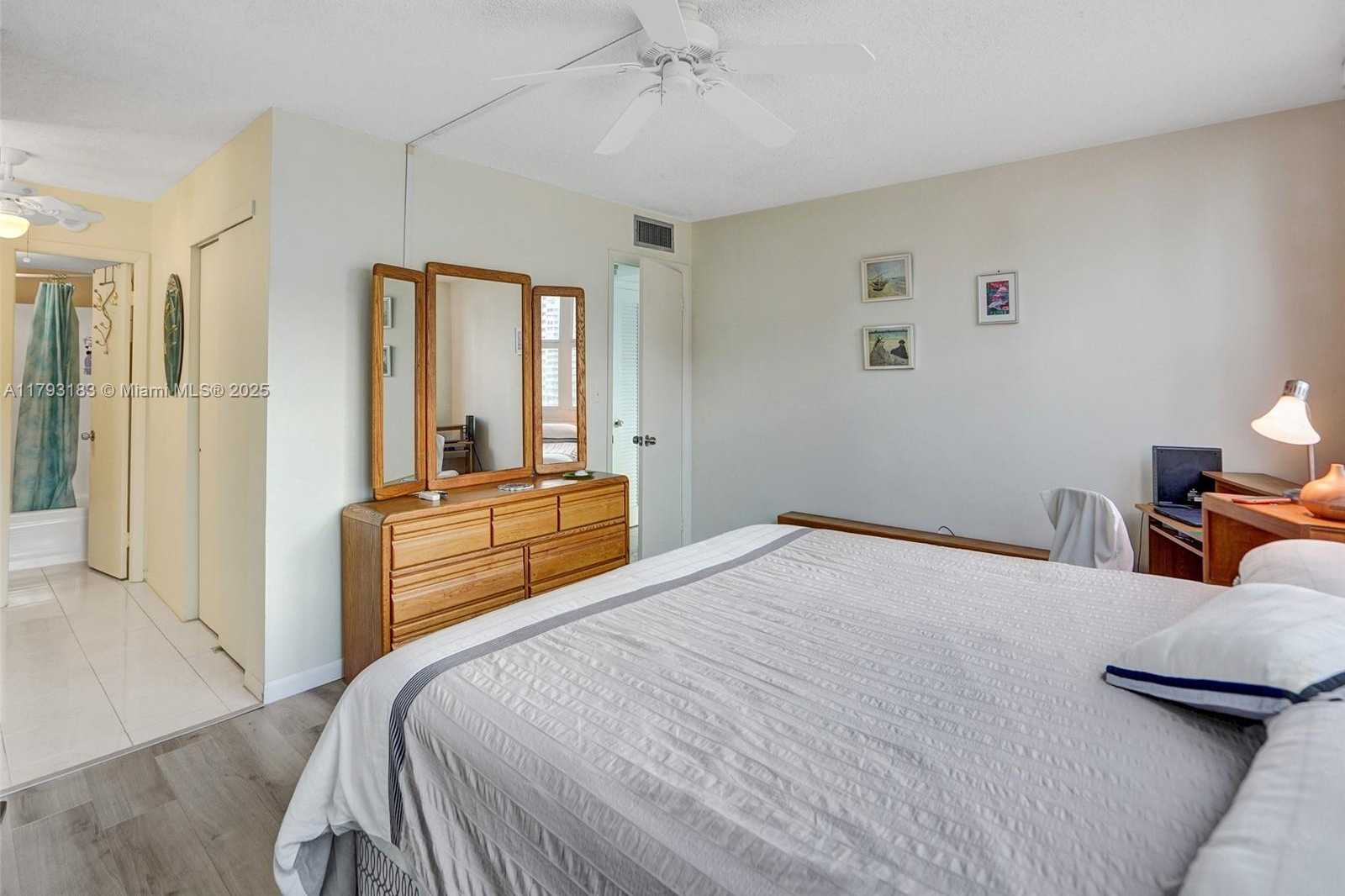 Small Image of 3113 SOUTH OCEAN DRIVE #603, Hallandale Beach Number 8