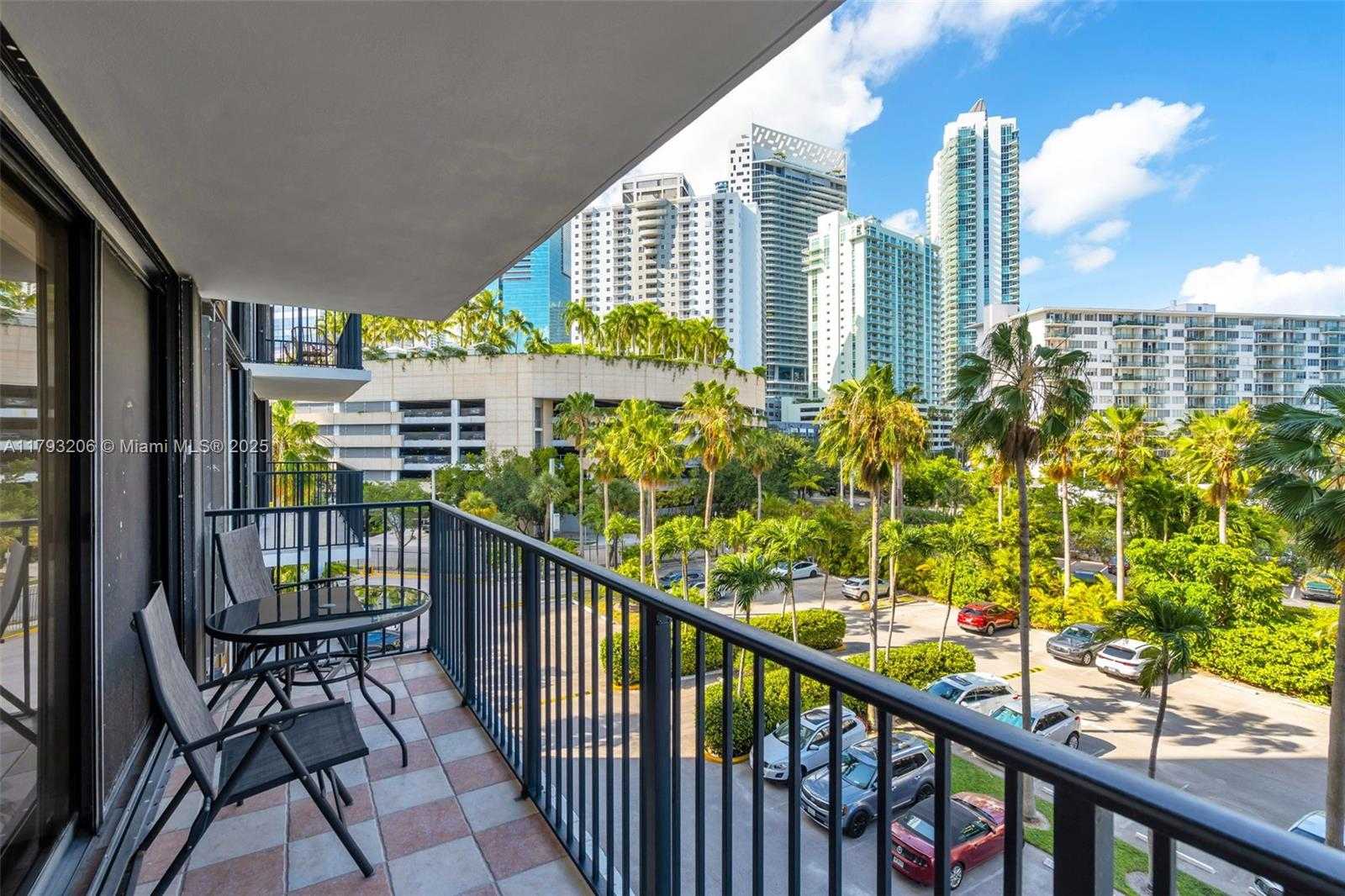 Small Image of 1450 Brickell Bay Dr, Miami, FL 33131, USA Number 10