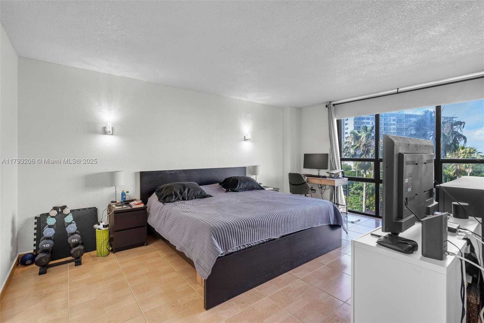 Small Image of 1450 Brickell Bay Dr, Miami, FL 33131, USA Number 12
