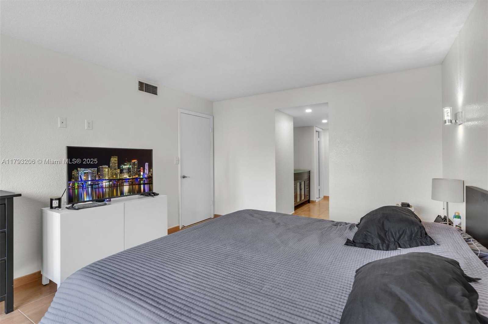 Small Image of 1450 Brickell Bay Dr, Miami, FL 33131, USA Number 13