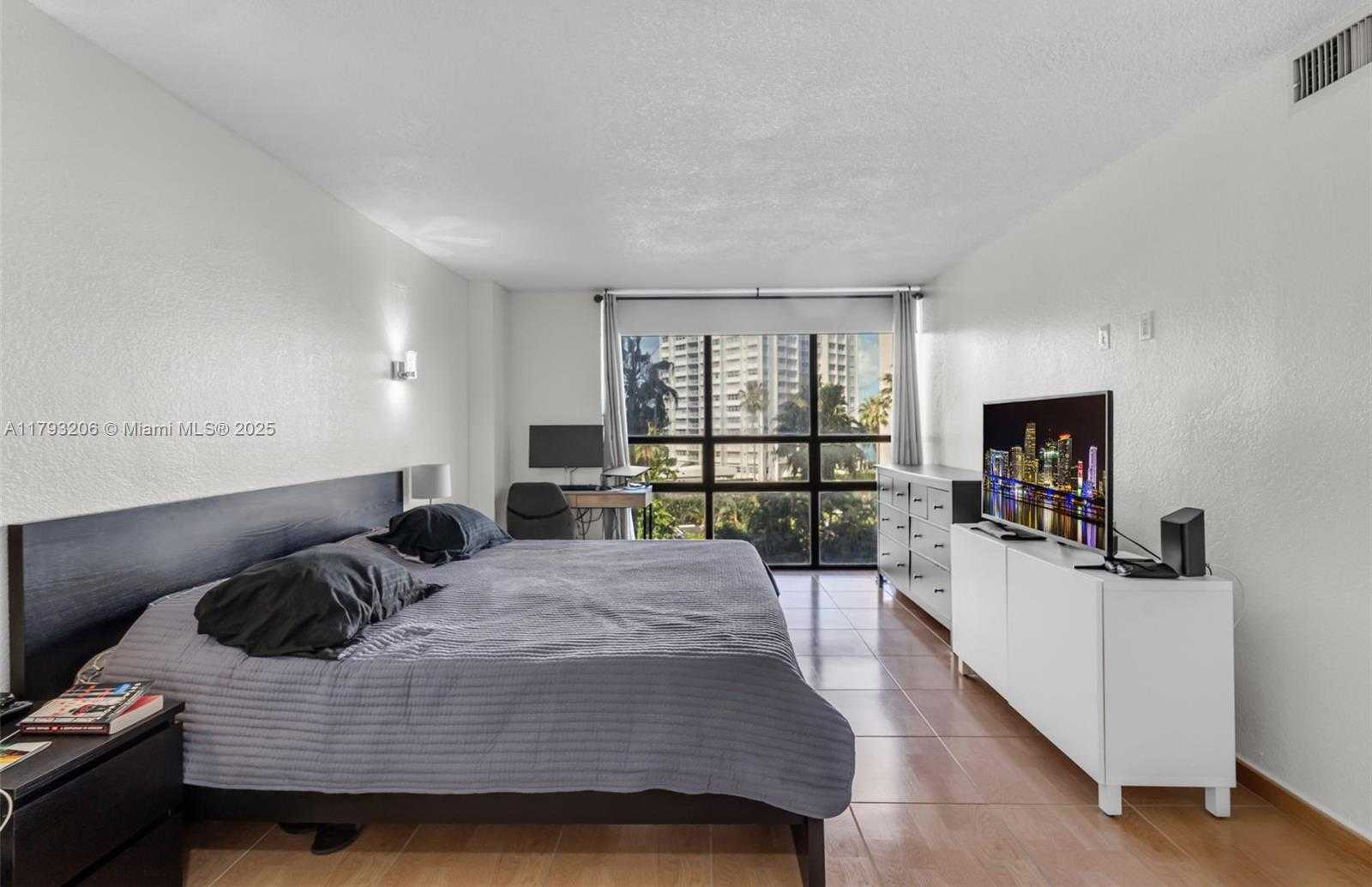 Small Image of 1450 Brickell Bay Dr, Miami, FL 33131, USA Number 14