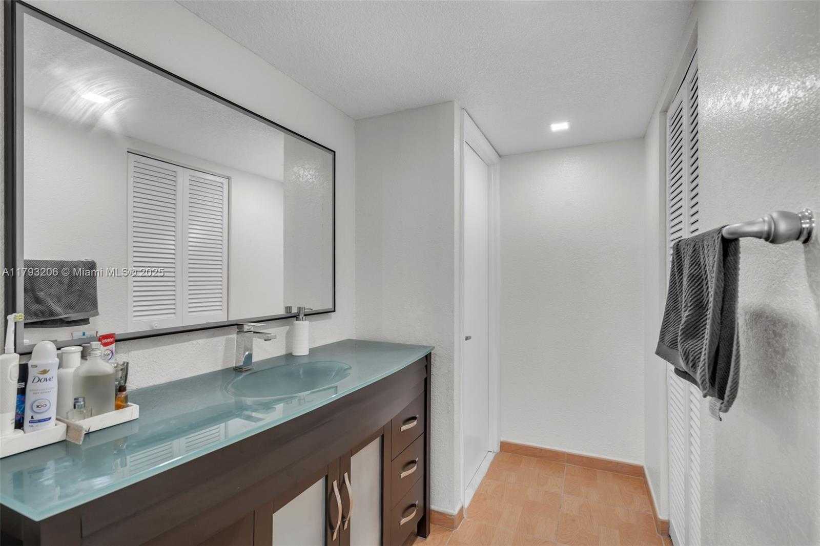 Small Image of 1450 Brickell Bay Dr, Miami, FL 33131, USA Number 15