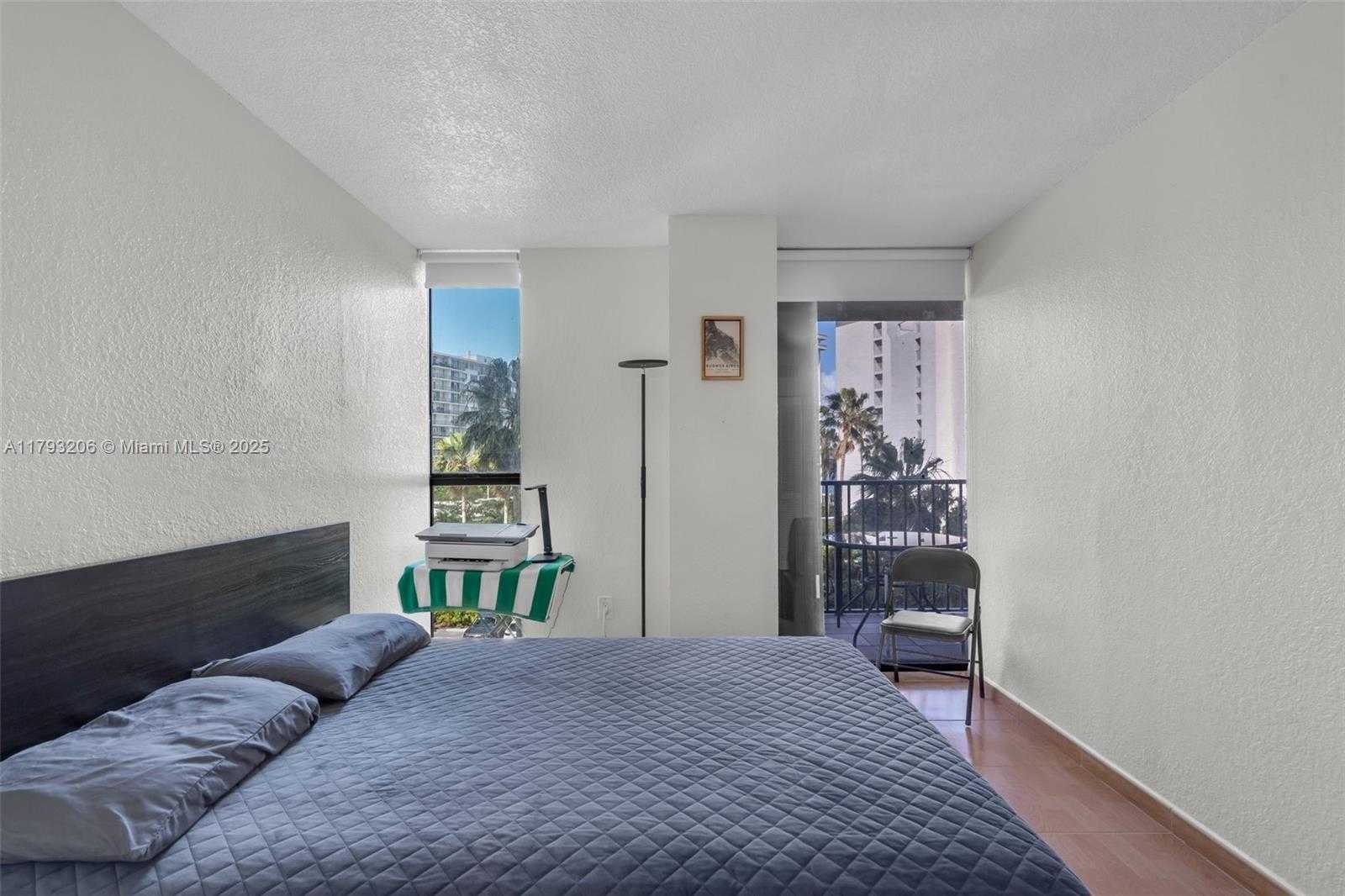 Small Image of 1450 Brickell Bay Dr, Miami, FL 33131, USA Number 17
