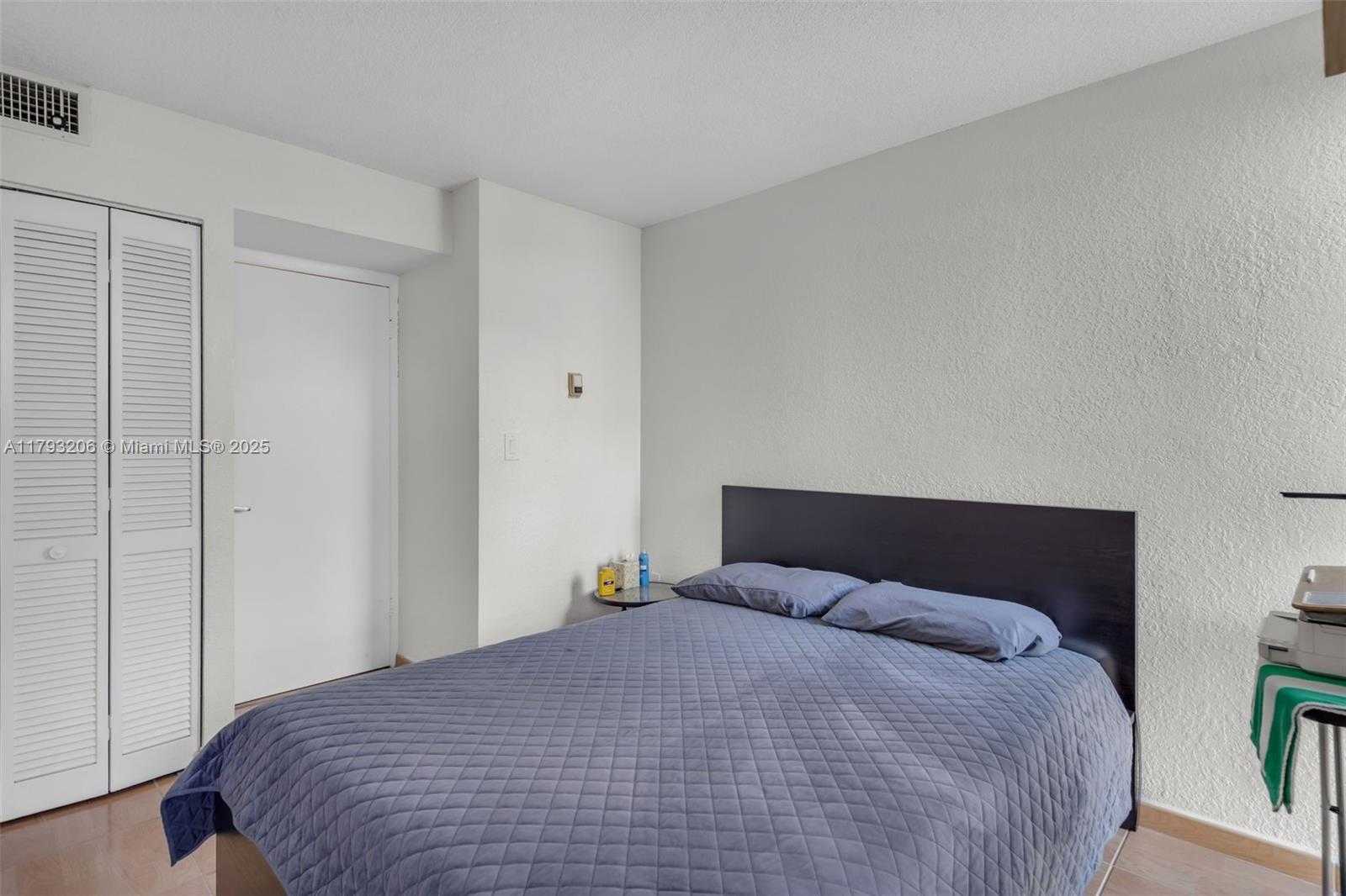Small Image of 1450 Brickell Bay Dr, Miami, FL 33131, USA Number 18