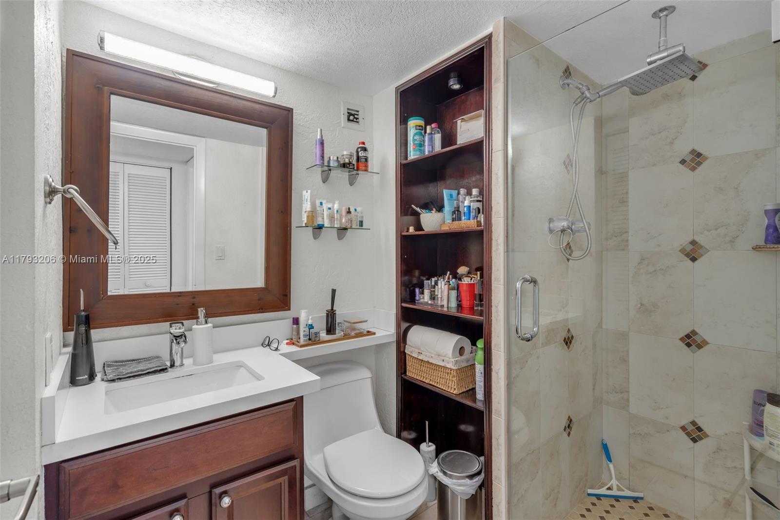 Small Image of 1450 Brickell Bay Dr, Miami, FL 33131, USA Number 19