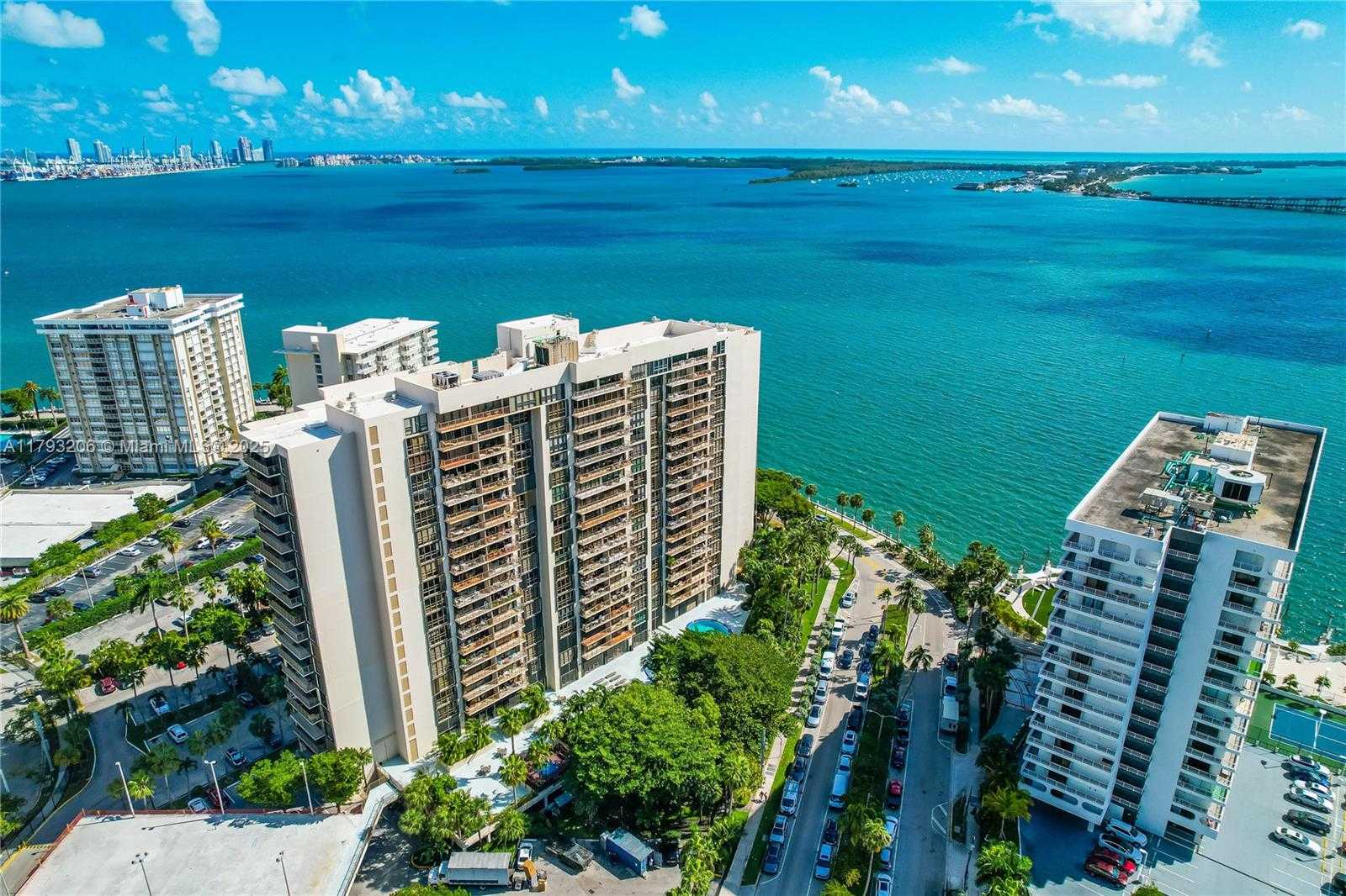 Small Image of 1450 Brickell Bay Dr, Miami, FL 33131, USA Number 2