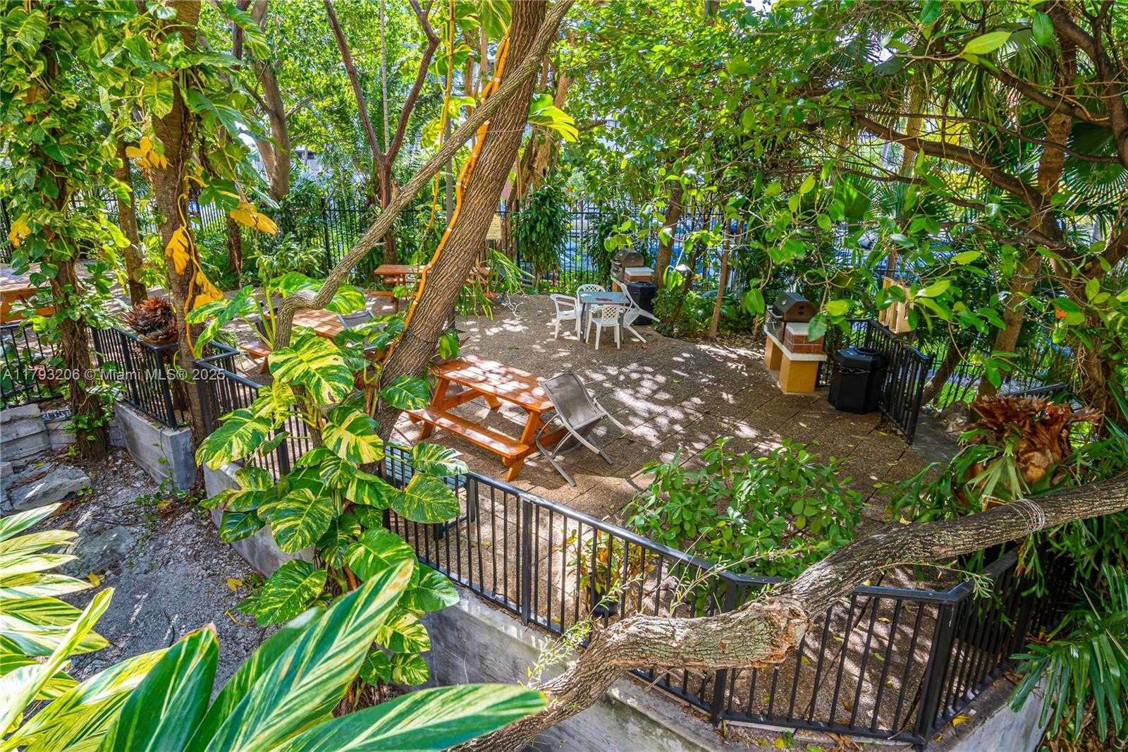 Small Image of 1450 Brickell Bay Dr, Miami, FL 33131, USA Number 23