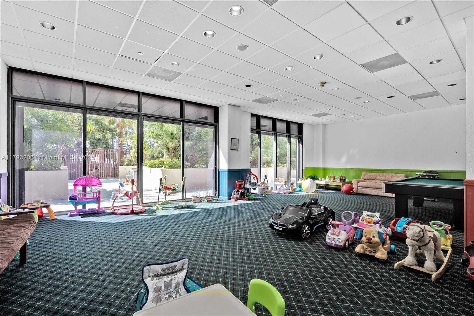 Small Image of 1450 Brickell Bay Dr, Miami, FL 33131, USA Number 25