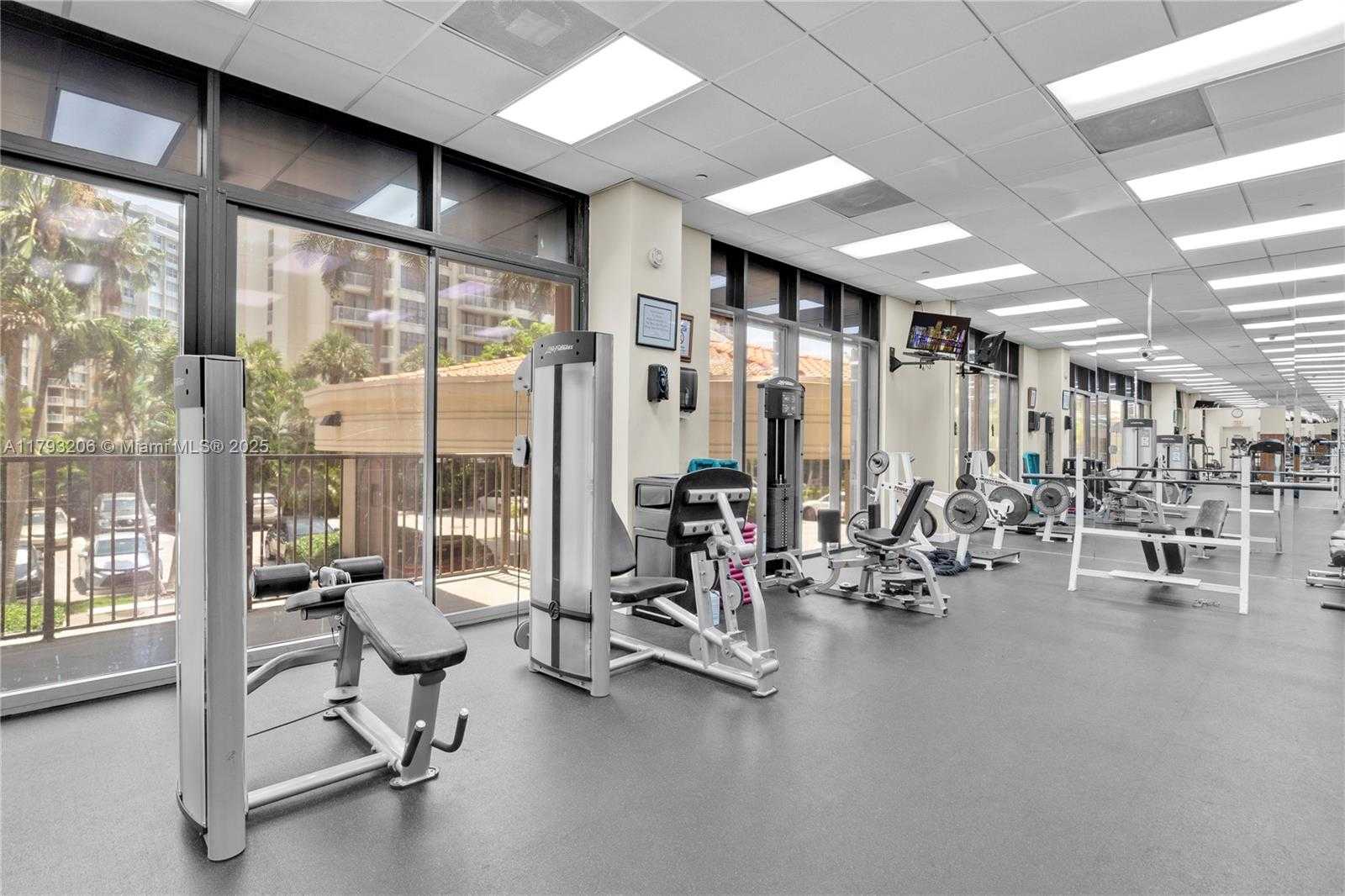 Small Image of 1450 Brickell Bay Dr, Miami, FL 33131, USA Number 27