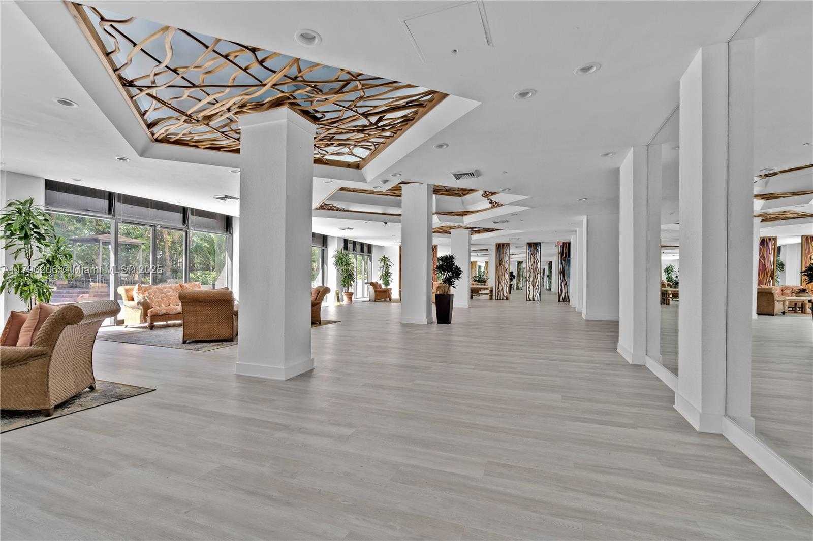 Small Image of 1450 Brickell Bay Dr, Miami, FL 33131, USA Number 28