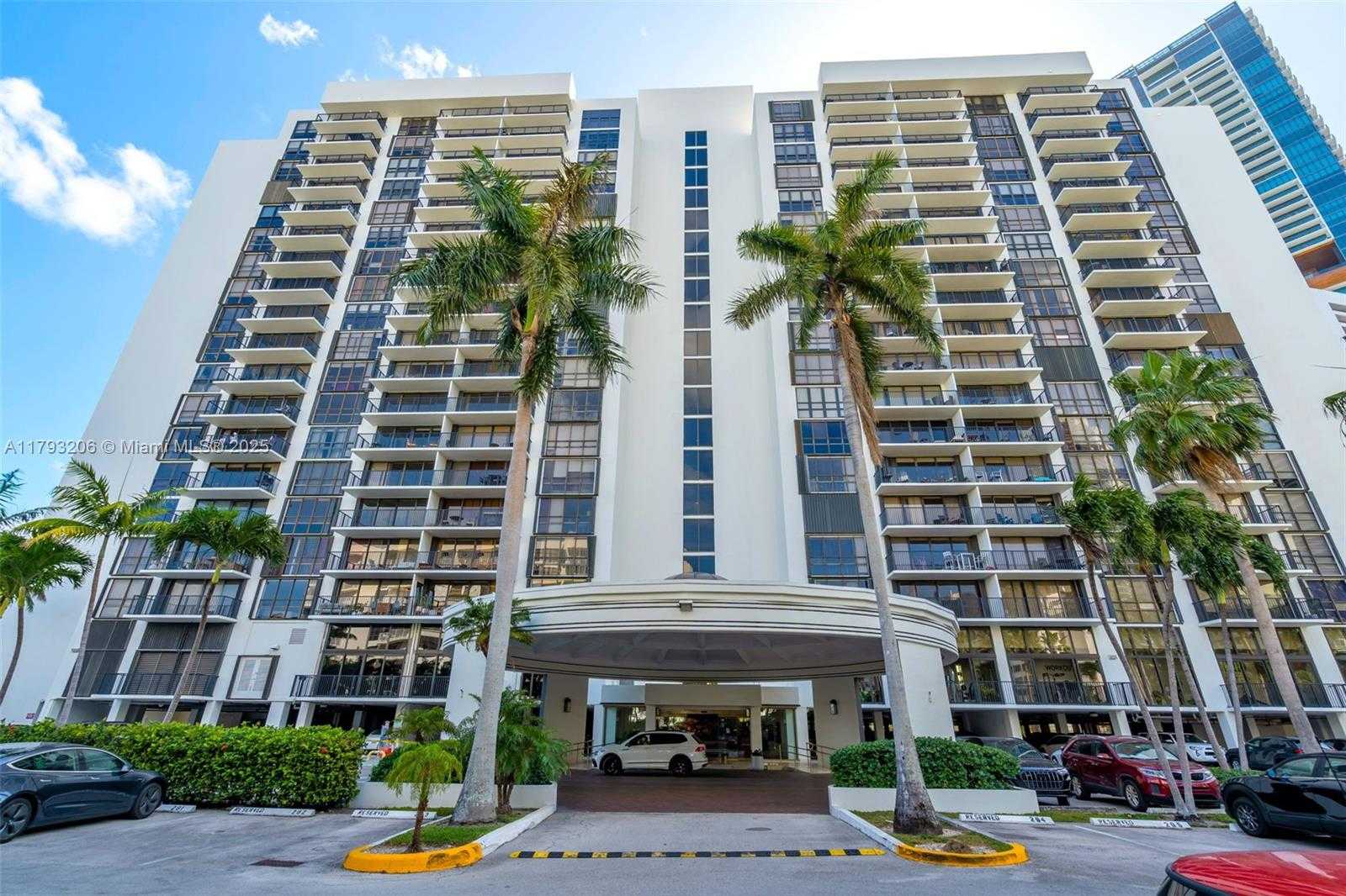 Small Image of 1450 Brickell Bay Dr, Miami, FL 33131, USA Number 30