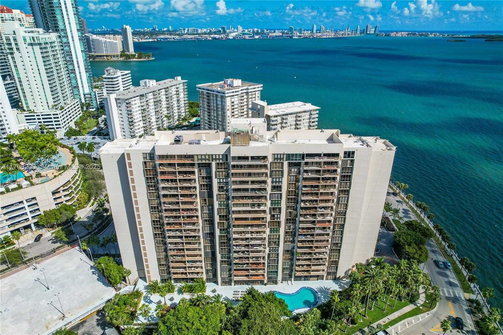 Small Image of 1450 Brickell Bay Dr, Miami, FL 33131, USA Number 31