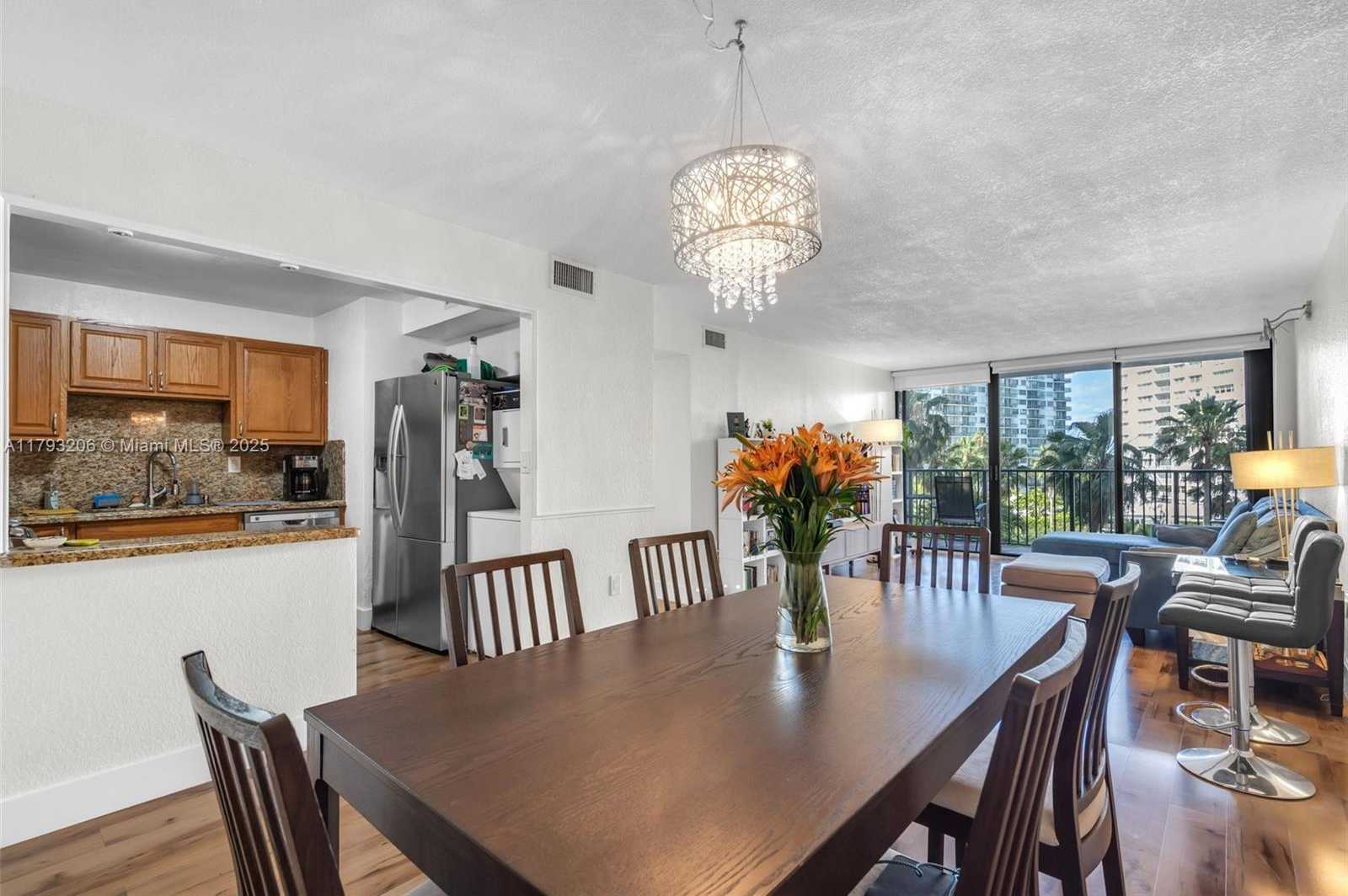 Small Image of 1450 Brickell Bay Dr, Miami, FL 33131, USA Number 4