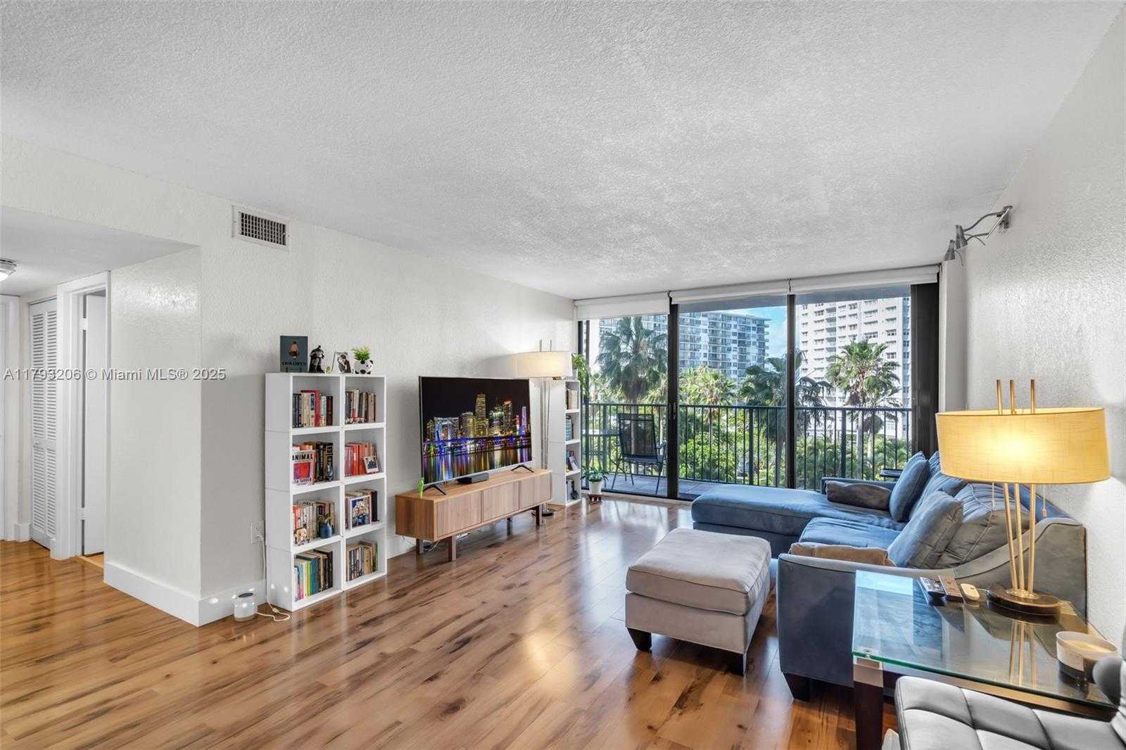 Small Image of 1450 Brickell Bay Dr, Miami, FL 33131, USA Number 5