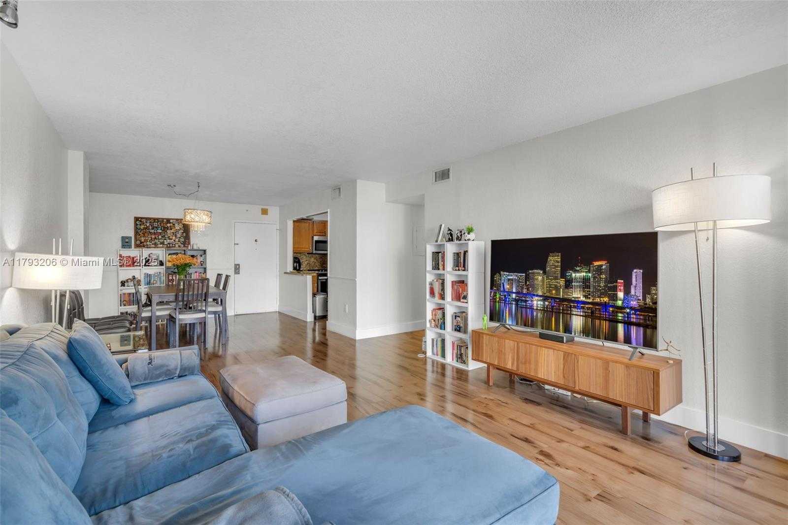 Small Image of 1450 Brickell Bay Dr, Miami, FL 33131, USA Number 7