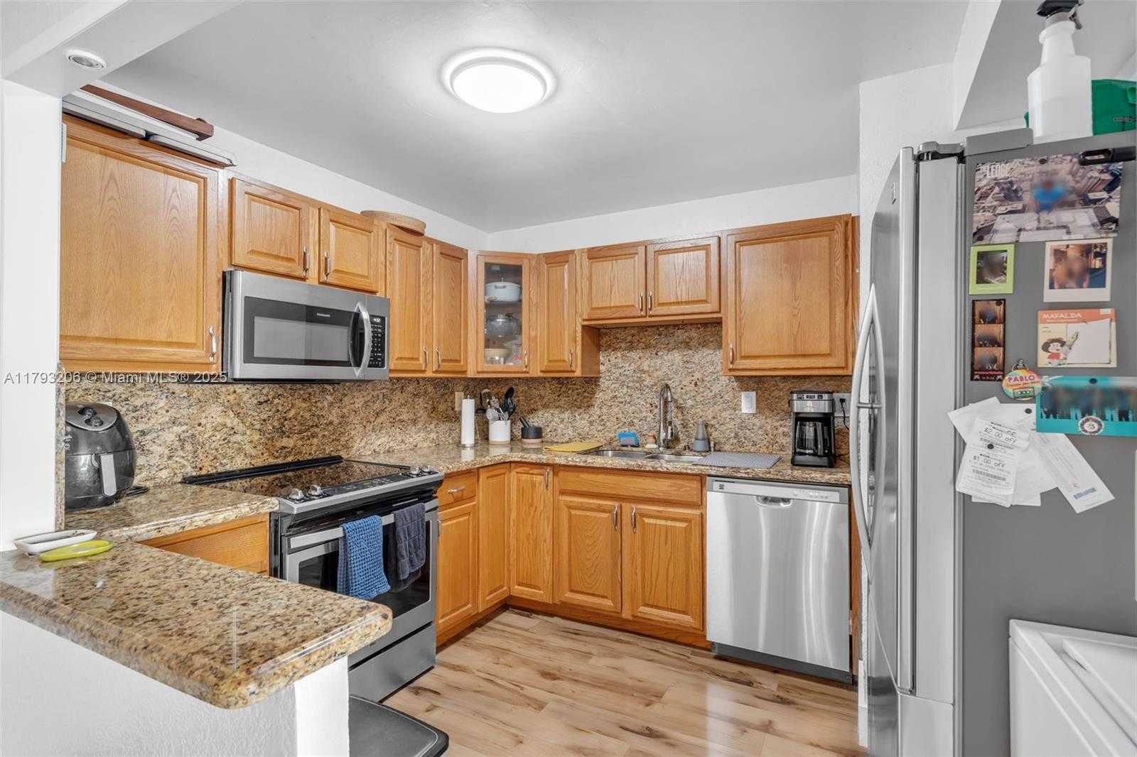 Small Image of 1450 Brickell Bay Dr, Miami, FL 33131, USA Number 8