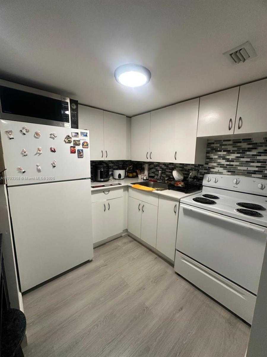 Small Image of 6801 INDIAN CREEK DR #405, Miami Beach Number 7