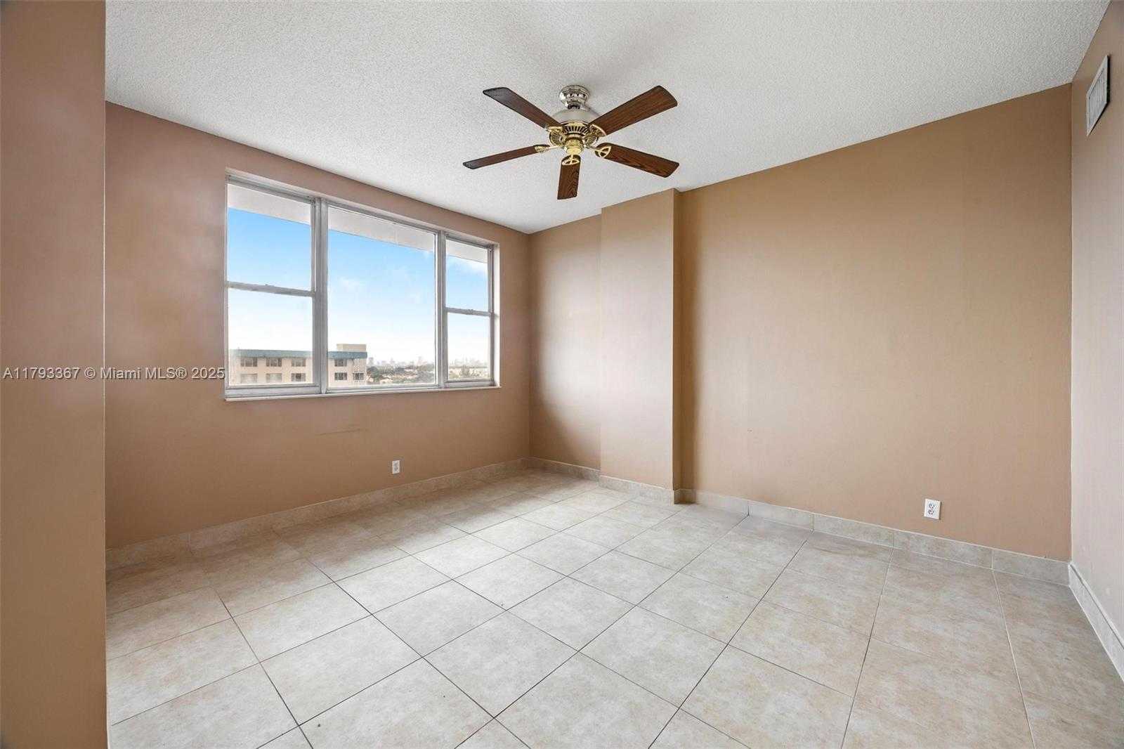 Small Image of 4350 HILLCREST DR #1016, Hollywood Number 11