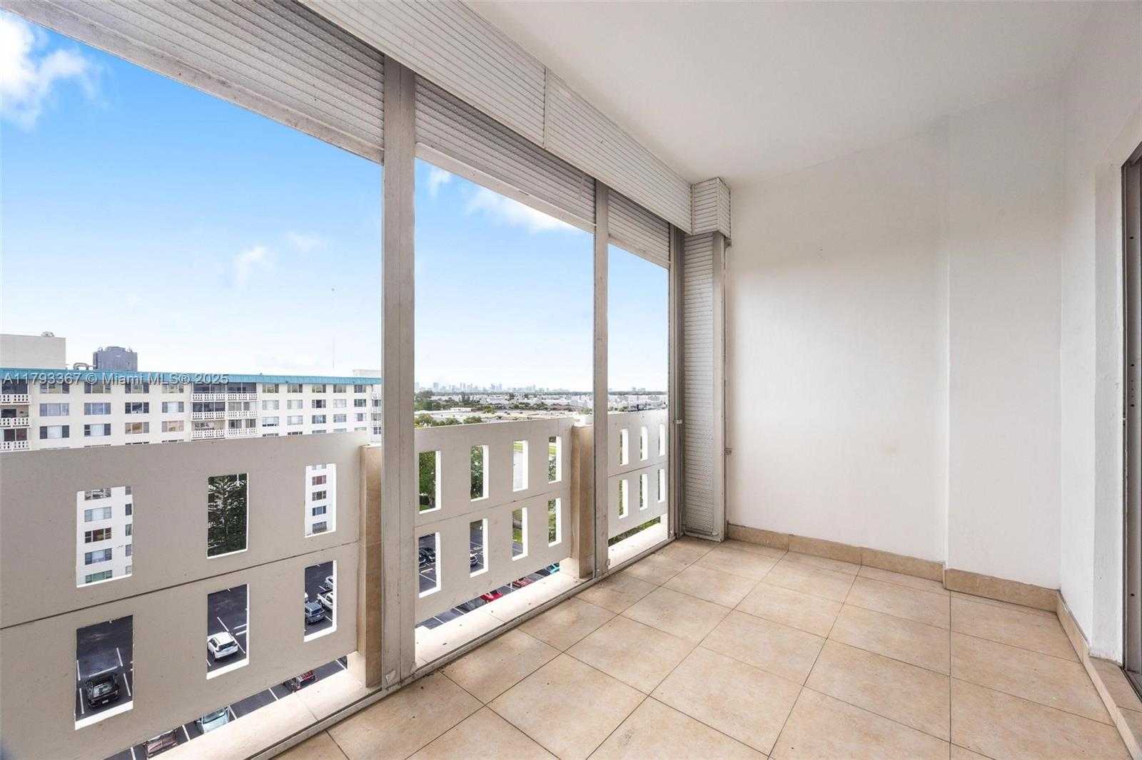 Small Image of 4350 HILLCREST DR #1016, Hollywood Number 14