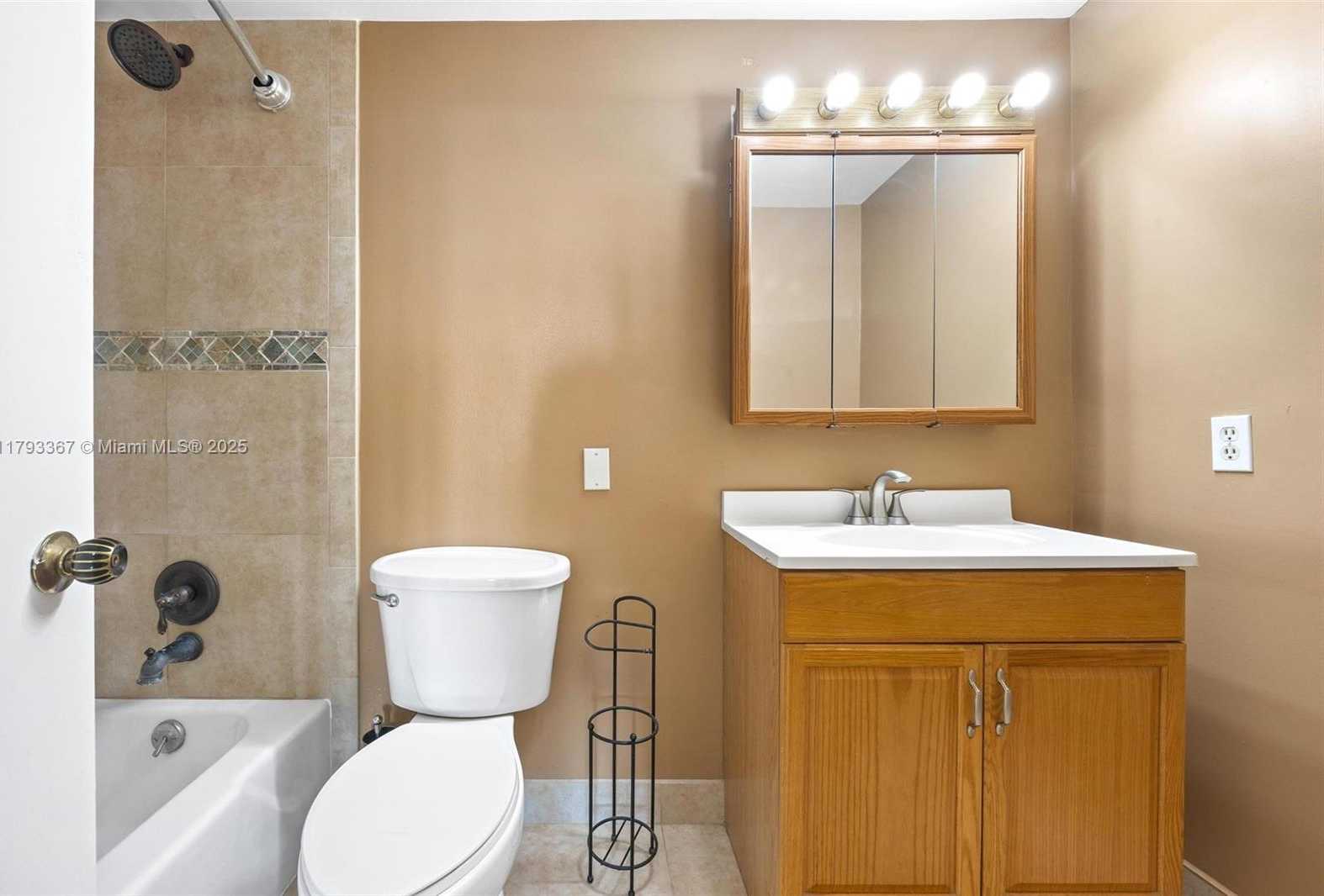 Small Image of 4350 HILLCREST DR #1016, Hollywood Number 4