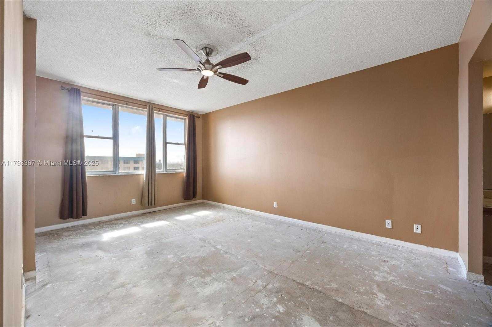 Small Image of 4350 HILLCREST DR #1016, Hollywood Number 7