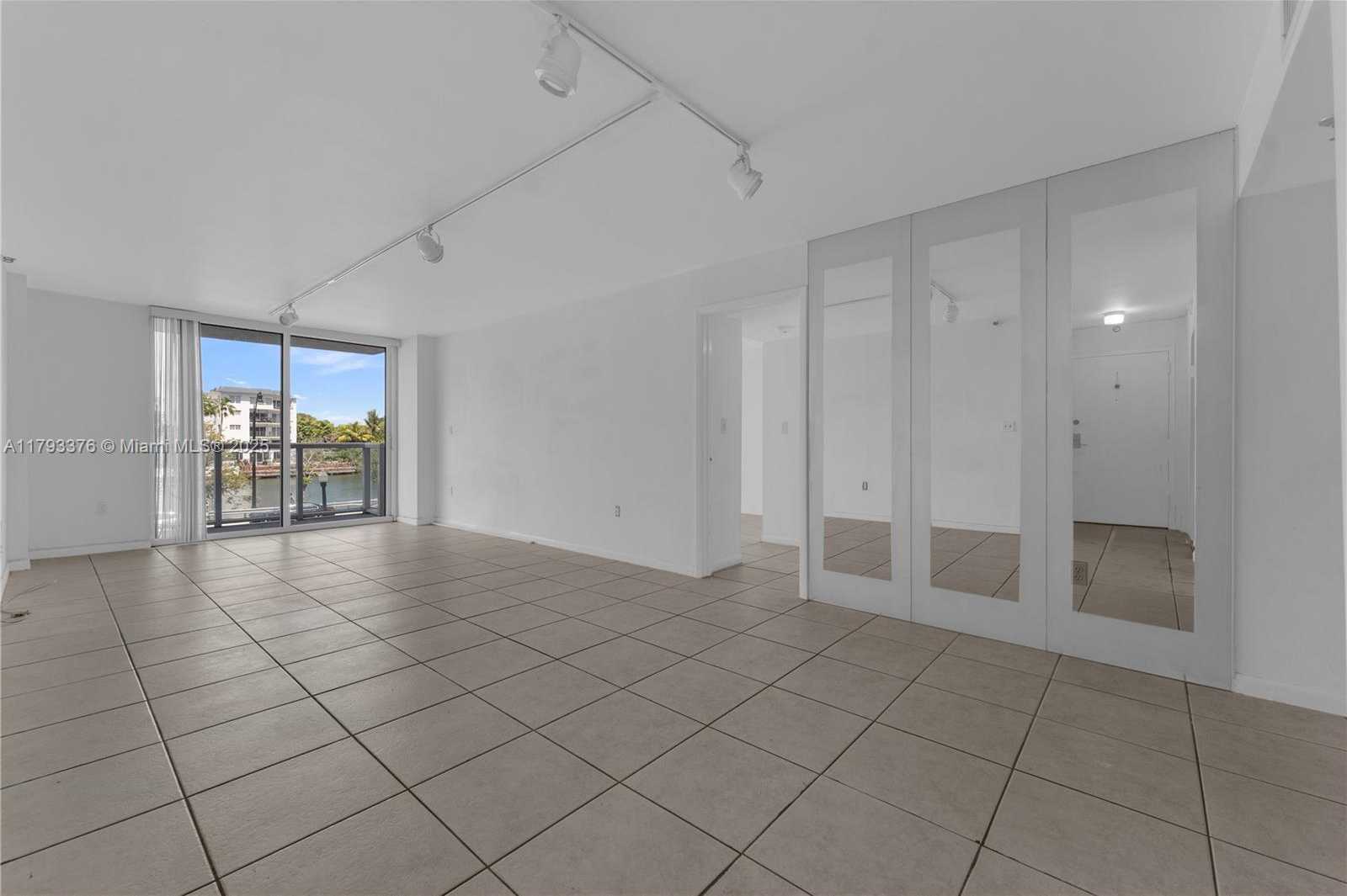 Small Image of 2457 COLLINS AVE #201, Miami Beach Number 14