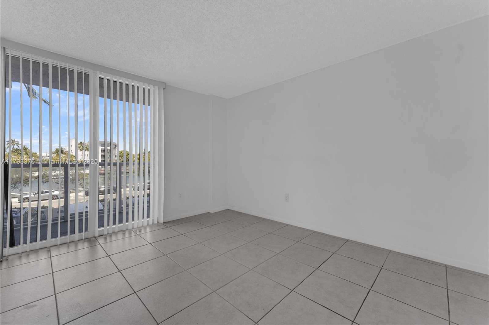 Small Image of 2457 COLLINS AVE #201, Miami Beach Number 19