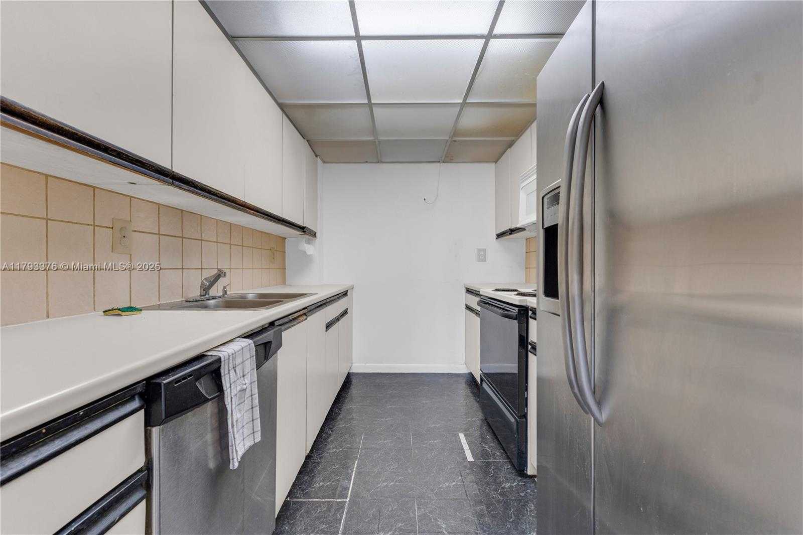 Small Image of 2457 COLLINS AVE #201, Miami Beach Number 3