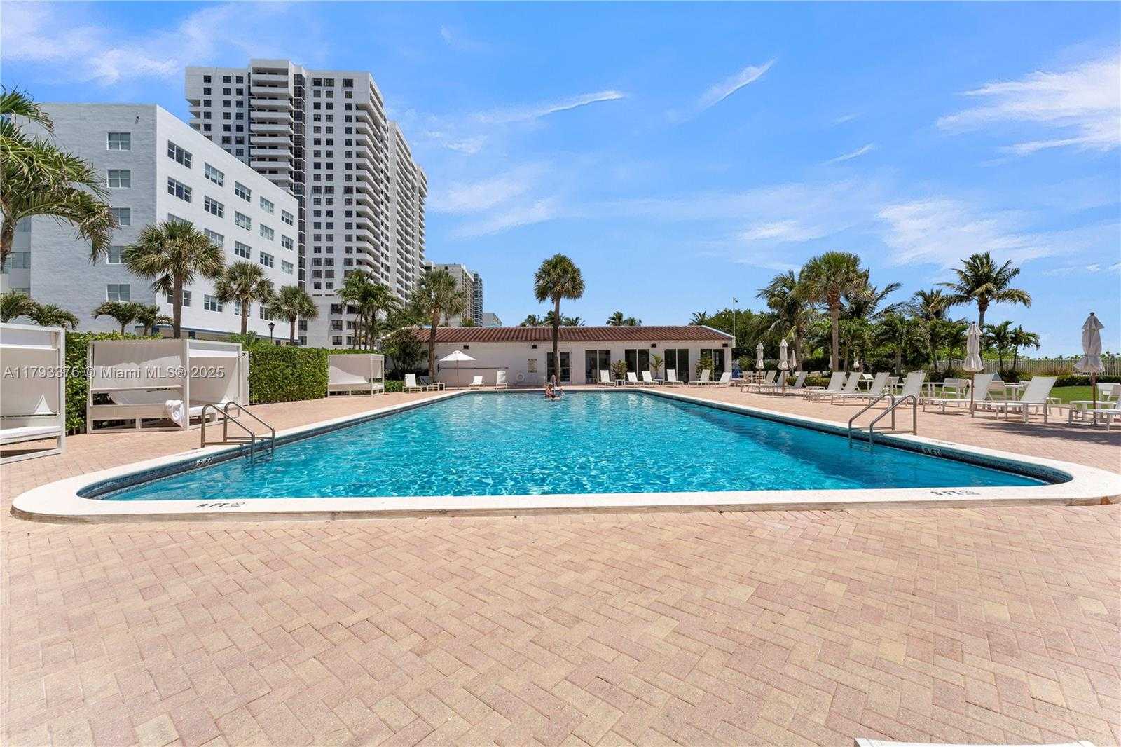 Small Image of 2457 COLLINS AVE #201, Miami Beach Number 31