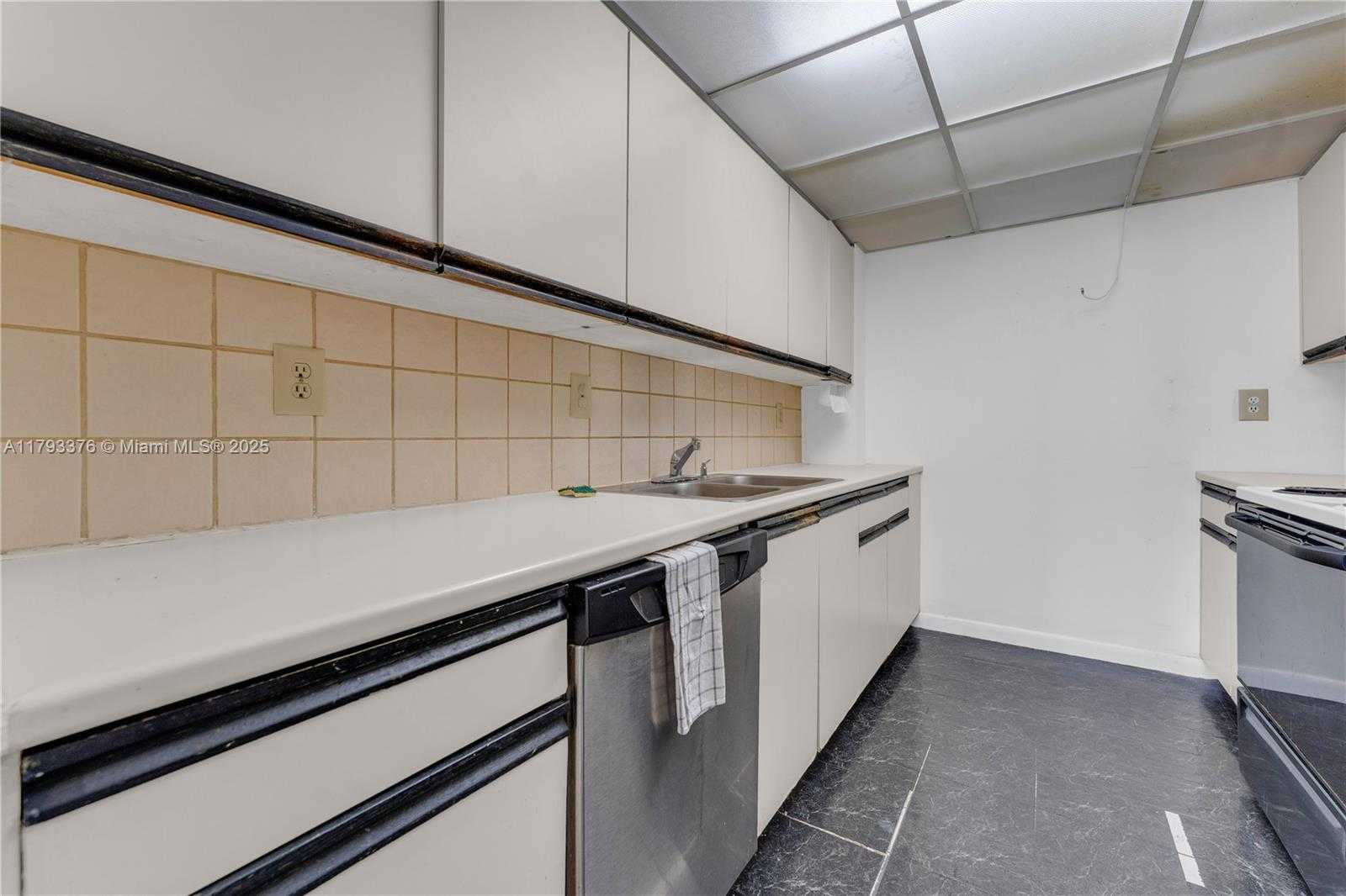 Small Image of 2457 COLLINS AVE #201, Miami Beach Number 4