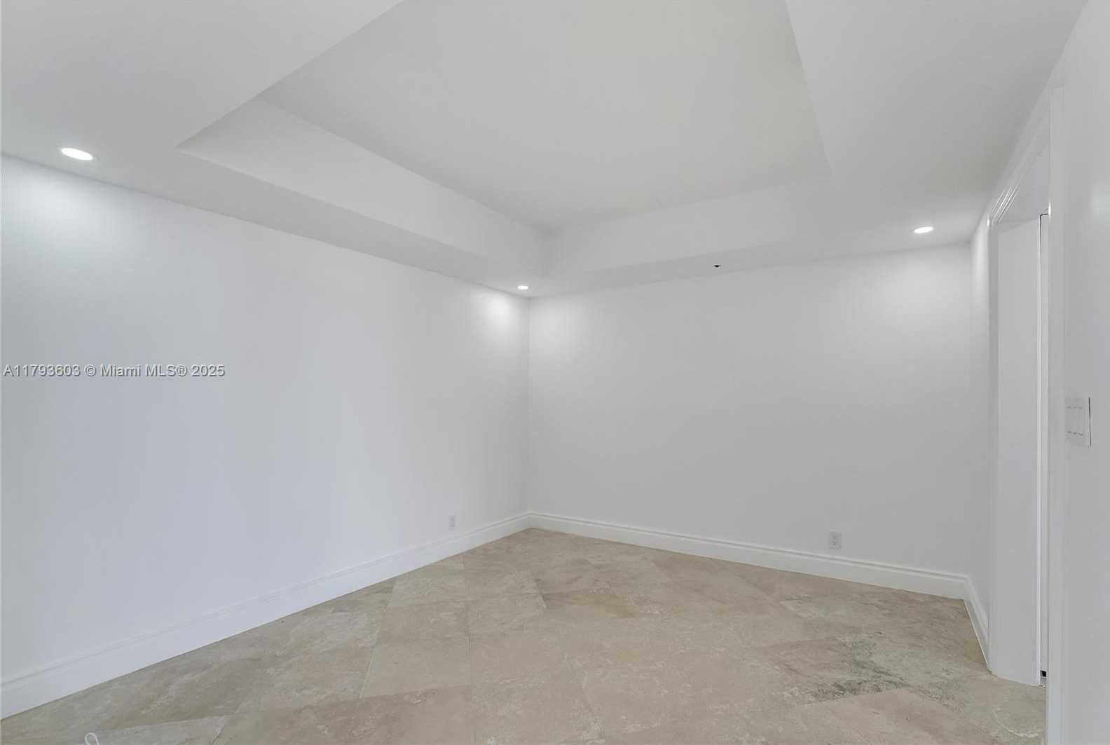 Small Image of 1581 BRICKELL AVE #PH102, Miami Number 4