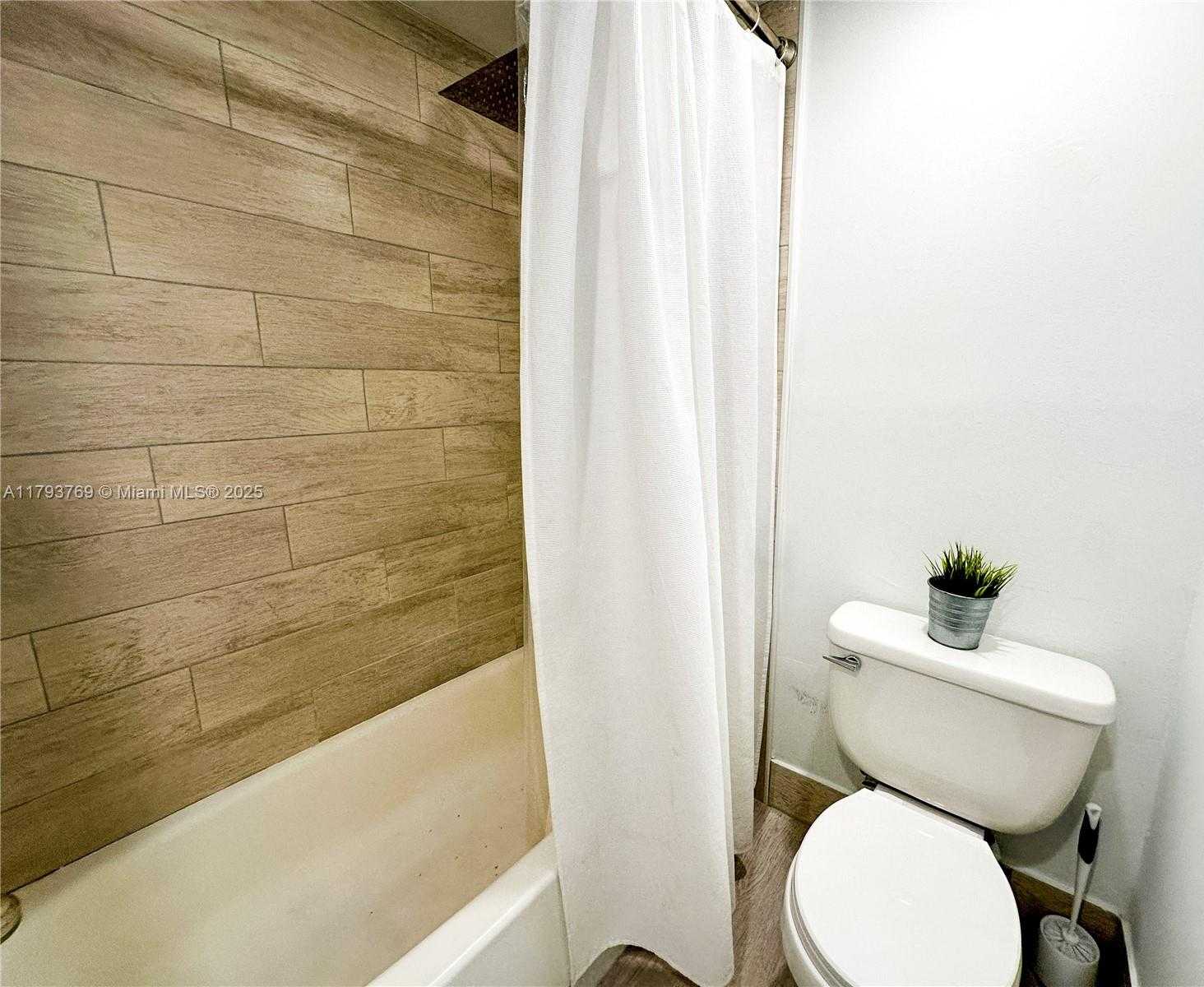 Small Image of 3731 NORTH COUNTRY CLUB DR #2228, Aventura Number 25