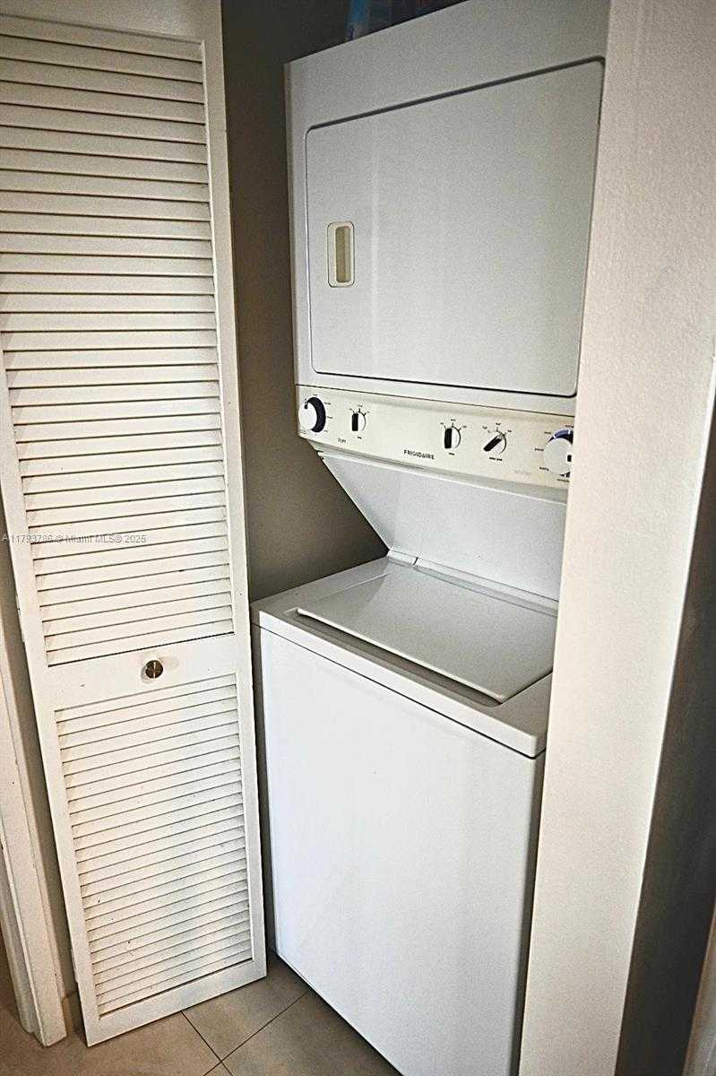 Small Image of 1581 BRICKELL AVE #1807, Miami Number 14