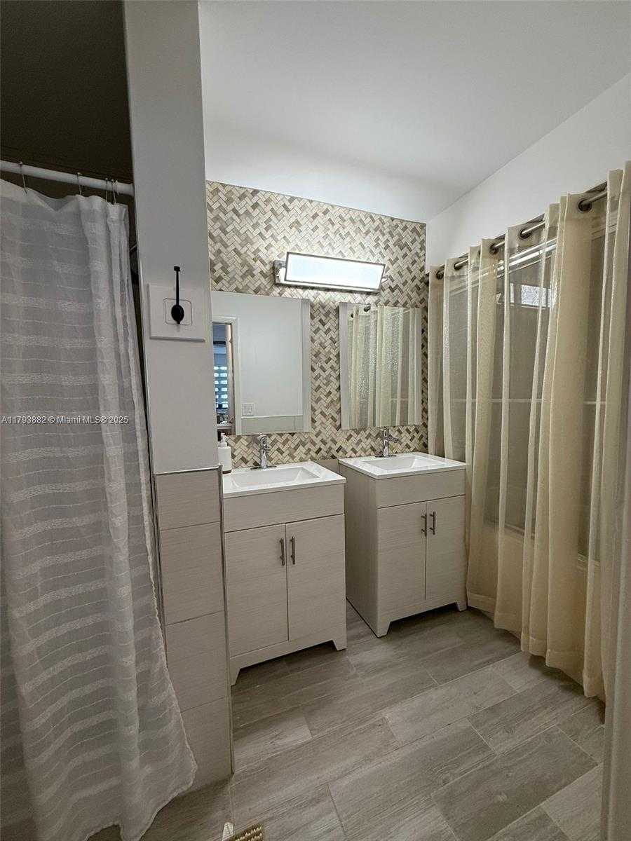 Small Image of 513 RACQUET CLUB RD #56, Weston Number 22