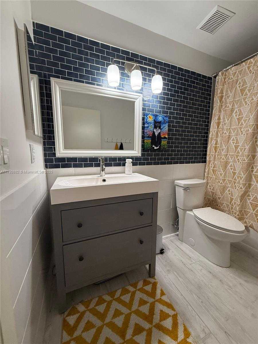 Small Image of 513 RACQUET CLUB RD #56, Weston Number 25