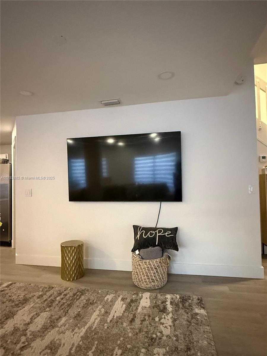 Small Image of 513 RACQUET CLUB RD #56, Weston Number 3