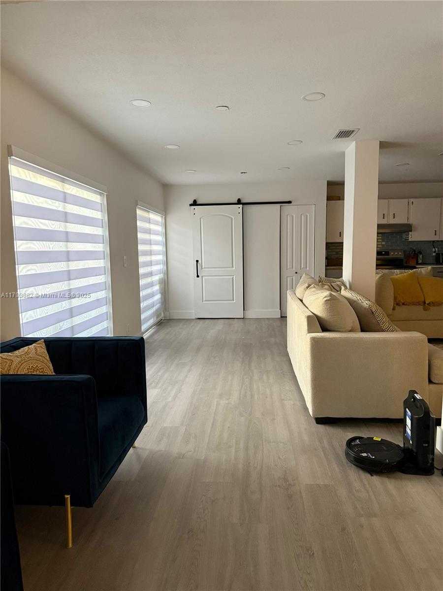 Small Image of 513 RACQUET CLUB RD #56, Weston Number 4