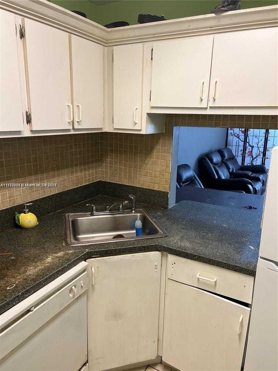 Small Image of 2008 JACKSON ST #D9, Hollywood Number 6