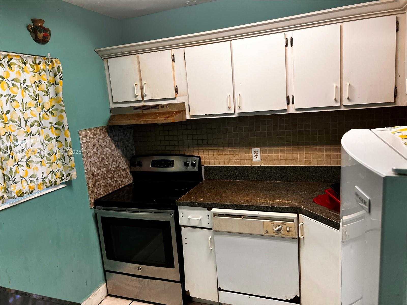 Small Image of 2008 JACKSON ST #D9, Hollywood Number 9