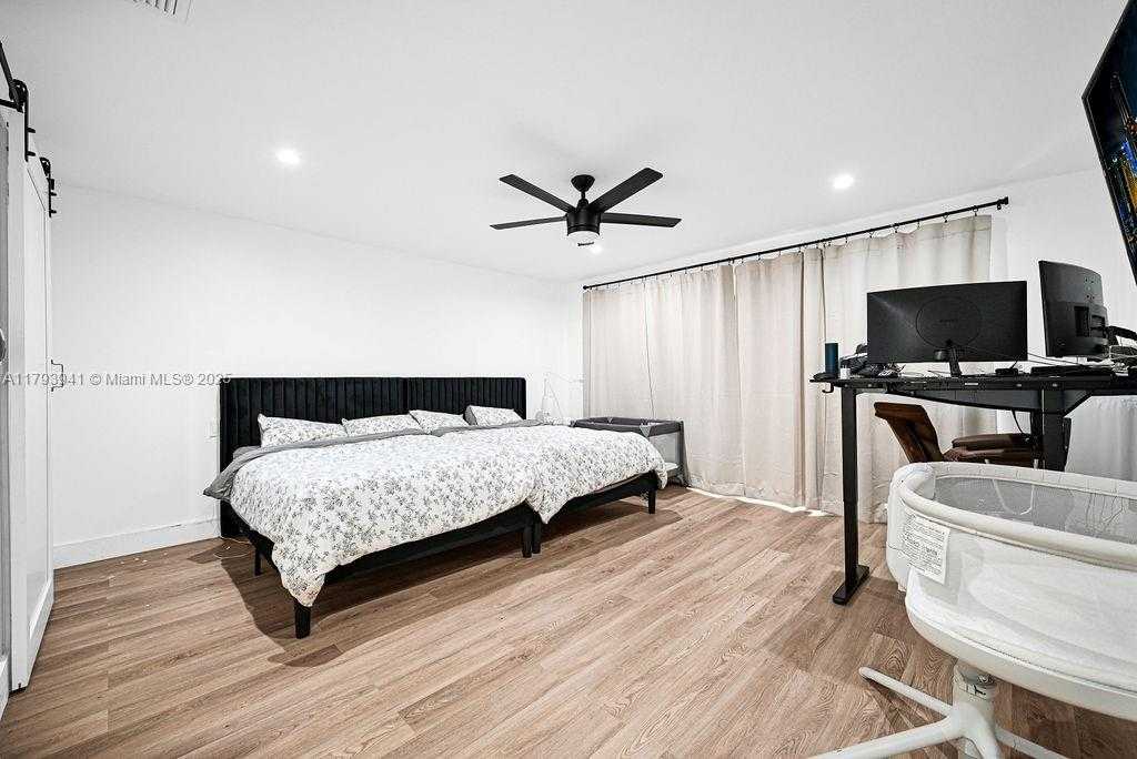 Small Image of 3501 KEYSER AVE #43, Hollywood Number 9