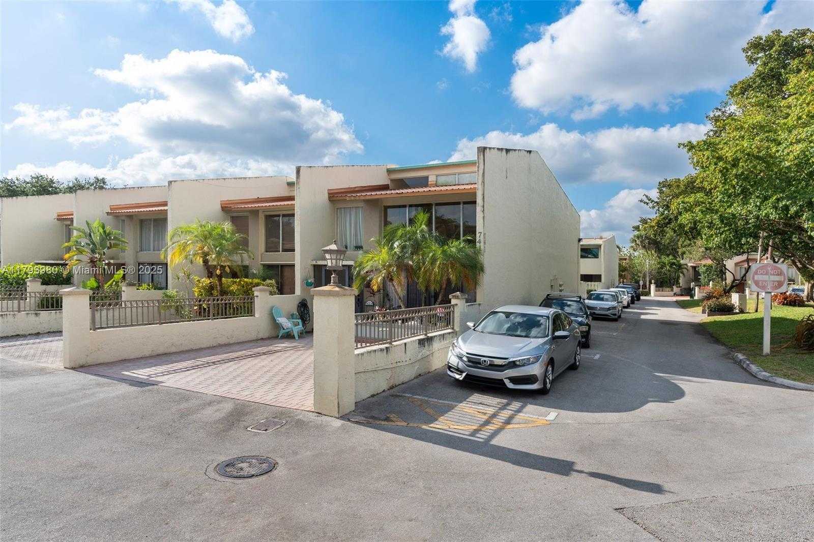 Small Image of 741 EAST COCO PLUM CIR #8, Plantation Number 2