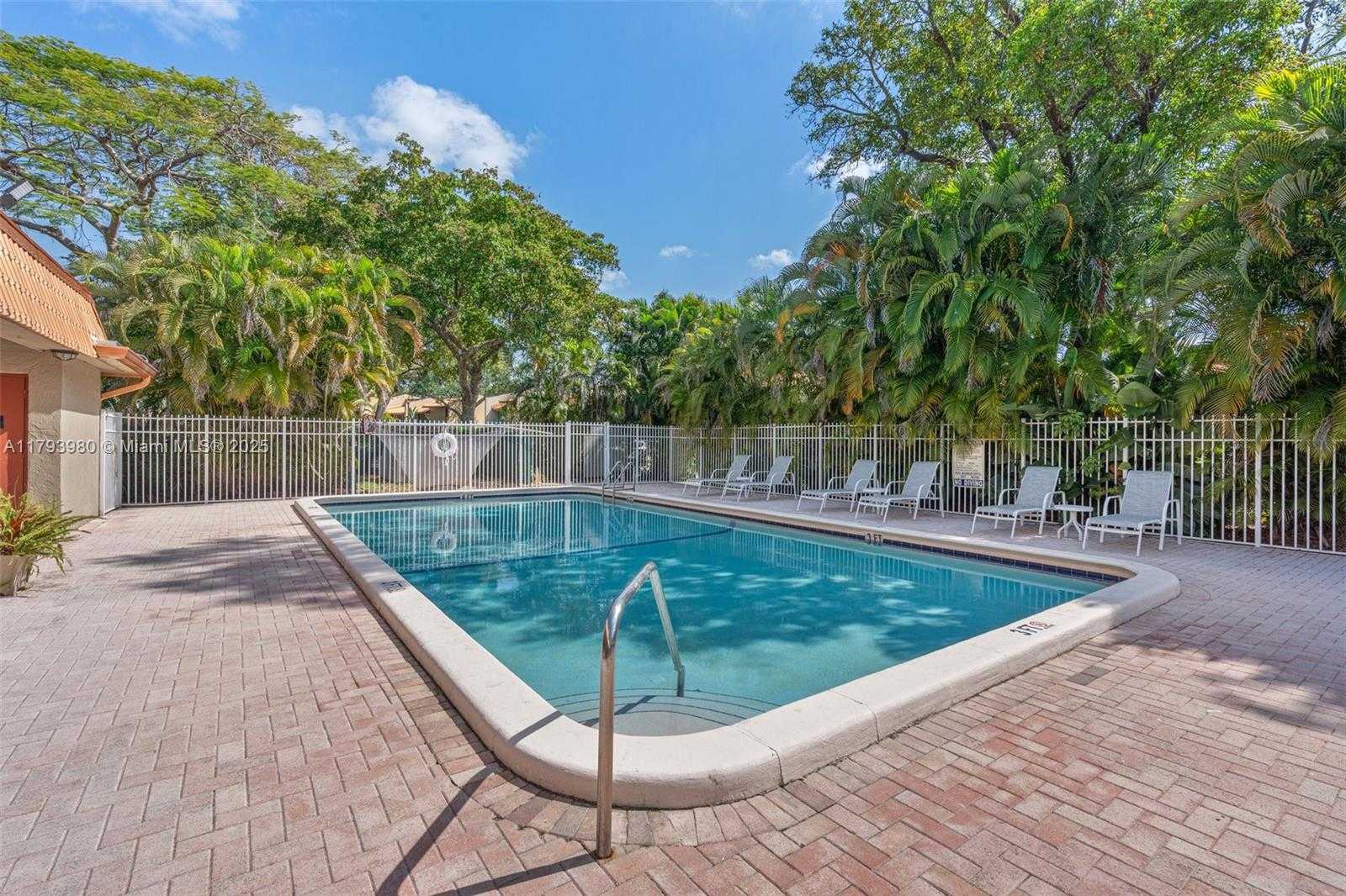 Small Image of 741 EAST COCO PLUM CIR #8, Plantation Number 32